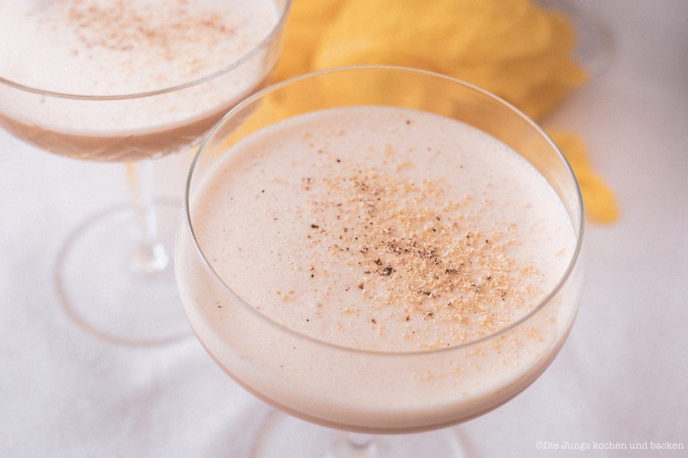 Coffee Eggnog 6 | An Ostern steht der Eierlikör immer hoch im Kurs … ok, den Rest des Jahres auch. Aber gerade um die Ostertage basteln wir immer an extra vielen Rezepten um unser Lieblingsgetränk. Als wir uns mit Maja, Mika, Theres und Benni zum Osterbrunch verabredet haben, war schon mal schnell klar, dass ich einen Begrüßungsdrink zaubern möchte! So ein Osterbrunch kann ja auch gerne mal mit einem Cocktail starten – ist ja ein Feiertag! Unser Coffee Eggnog war der perfekte Begrüßungsdrink zum Food.Blog.Friends Osterbrunch – außerdem zählt er zu den nicht mehr so bekannten Eggnog Cocktails.