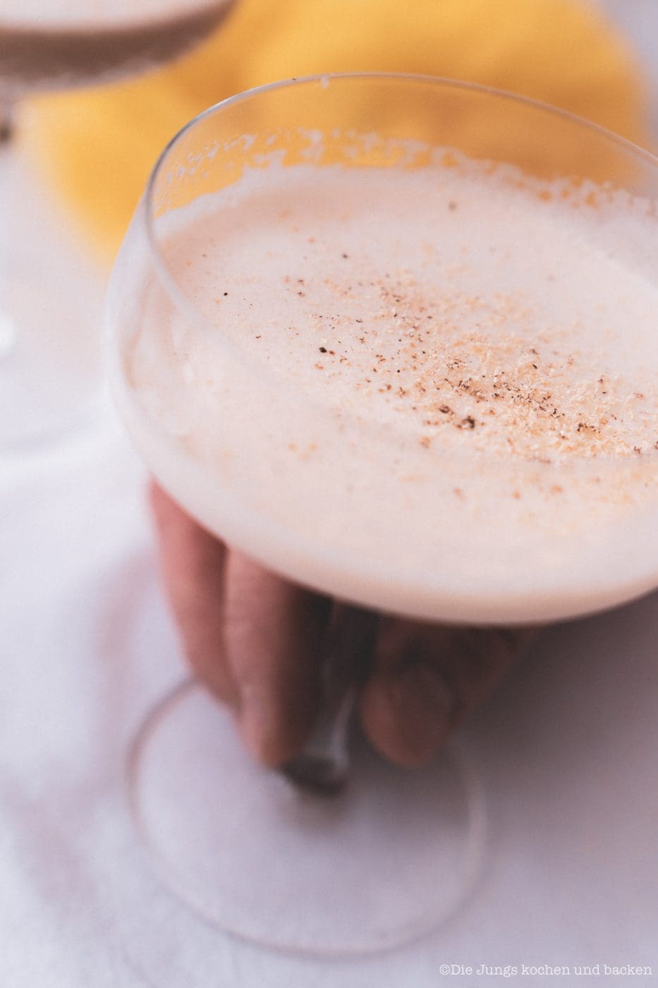 Coffee Eggnog 8 | An Ostern steht der Eierlikör immer hoch im Kurs ... ok, den Rest des Jahres auch. Aber gerade um die Ostertage basteln wir immer an extra vielen Rezepten um unser Lieblingsgetränk. Als wir uns mit Maja, Mika, Theres und Benni zum Osterbrunch verabredet haben, war schon mal schnell klar, dass ich einen Begrüßungsdrink zaubern möchte! So ein Osterbrunch kann ja auch gerne mal mit einem Cocktail starten - ist ja ein Feiertag! Unser Coffee Eggnog war der perfekte Begrüßungsdrink zum Food.Blog.Friends Osterbrunch - außerdem zählt er zu den nicht mehr so bekannten Eggnog Cocktails.