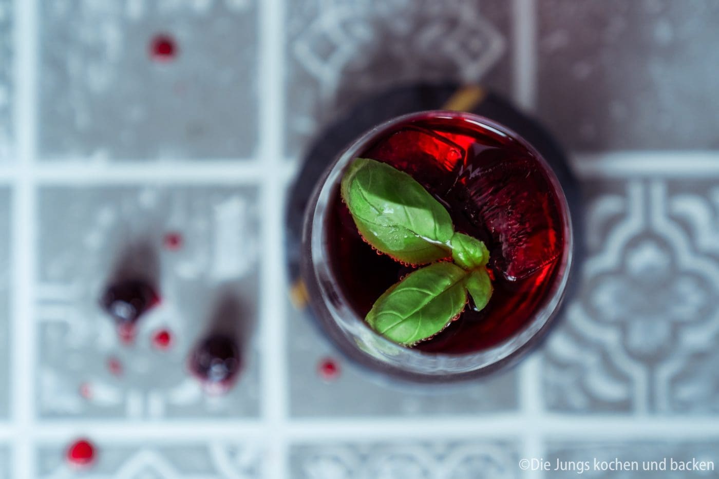 Kirsch-Basilikum Spritz 19 Kirsch Basilikum Spritz zwiesel glas 8 | Wie klingt eine gute Zeit mit lieben Menschen um einen herum? Für uns ist es der Klang beim Anstoßen mit einem guten Wein oder einem anderen Drink. Er verspricht Geselligkeit, viel Lachen und auch eine gute Portion Leckereien ... zumindest bei uns! Das erste "KLING" eines schönen Abends ist oft das des Aperitifs. Ein leckerer Drink gibt den Ton für den Abend vor und ist der Start unserer geselligen Runden. Ein sehr liebgewonnener Aperitif ist unser Kirsch-Basilikum Spritz und das Rezept dafür verraten wir euch gleich. Vorher zeigen wir euch auch noch ein paar unserer liebsten Neuheiten der neuen Dachmarke ZWIESEL GLAS von der diesjährigen Ambiente.