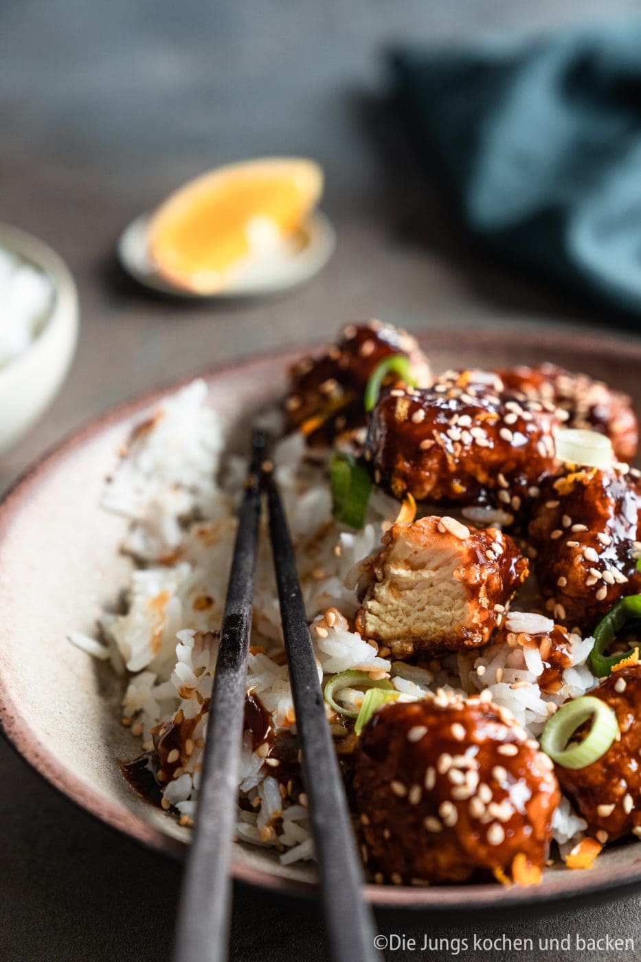 Orange Chicken 10 | Wie steht ihr zu herzhaften Gerichten mit einer süßlichen Komponente? Ich liebe es!!! Meine erste Berührungspunkte damit hatte ich im asiatischen Essen. Als es das erste mal ein mildes Curry mit Früchten bei mir gab, war es um mich geschehen ... na ja, es ist sogar ein wenig mehr als das. Sobald ich etwas auf einer Speisekarte erblicke, das mit süßen, fruchtigen Aromen gemacht ist, weiß Torsten sofort, was ich bestelle. Genau so ging es mir bei unserem heutigen Rezept, das mich von der Karte anlächelte und seither kochen wir beide es immer wieder gerne selber in unserer Küche - Orange Chicken!