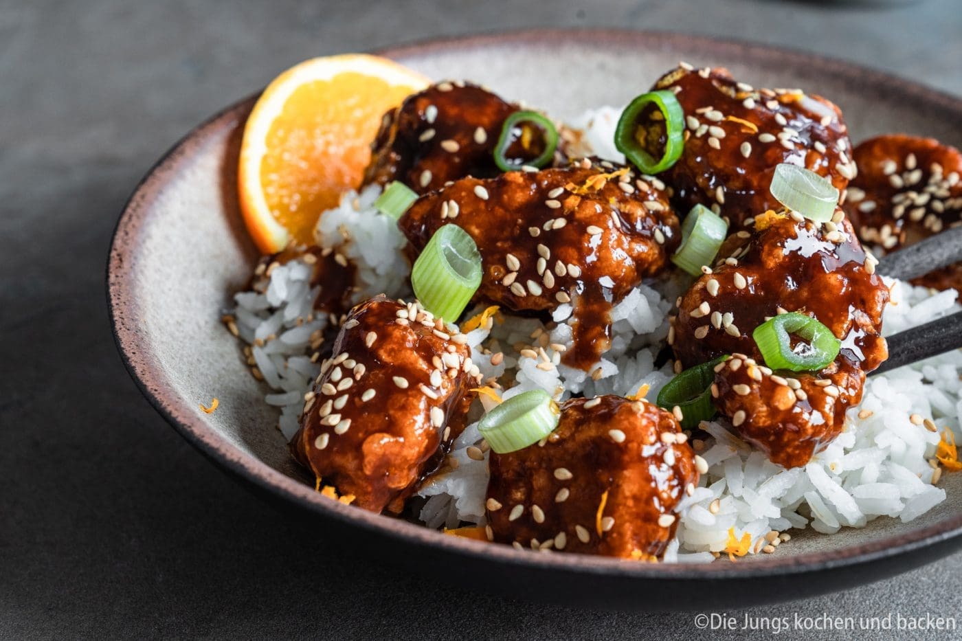 Orange Chicken 9 Orange Chicken 4 | Wie steht ihr zu herzhaften Gerichten mit einer süßlichen Komponente? Ich liebe es!!! Meine erste Berührungspunkte damit hatte ich im asiatischen Essen. Als es das erste mal ein mildes Curry mit Früchten bei mir gab, war es um mich geschehen ... na ja, es ist sogar ein wenig mehr als das. Sobald ich etwas auf einer Speisekarte erblicke, das mit süßen, fruchtigen Aromen gemacht ist, weiß Torsten sofort, was ich bestelle. Genau so ging es mir bei unserem heutigen Rezept, das mich von der Karte anlächelte und seither kochen wir beide es immer wieder gerne selber in unserer Küche - Orange Chicken!