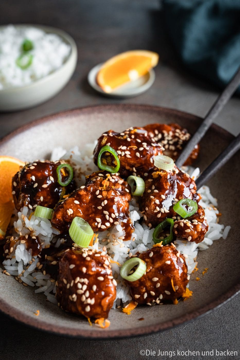 Orange Chicken 5 | Wie steht ihr zu herzhaften Gerichten mit einer süßlichen Komponente? Ich liebe es!!! Meine erste Berührungspunkte damit hatte ich im asiatischen Essen. Als es das erste mal ein mildes Curry mit Früchten bei mir gab, war es um mich geschehen ... na ja, es ist sogar ein wenig mehr als das. Sobald ich etwas auf einer Speisekarte erblicke, das mit süßen, fruchtigen Aromen gemacht ist, weiß Torsten sofort, was ich bestelle. Genau so ging es mir bei unserem heutigen Rezept, das mich von der Karte anlächelte und seither kochen wir beide es immer wieder gerne selber in unserer Küche - Orange Chicken!