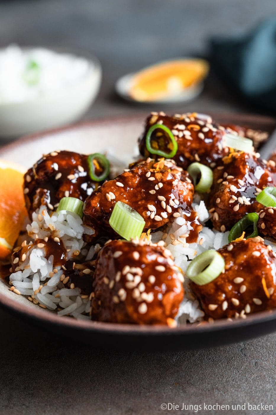 Orange Chicken 7 | Wie steht ihr zu herzhaften Gerichten mit einer süßlichen Komponente? Ich liebe es!!! Meine erste Berührungspunkte damit hatte ich im asiatischen Essen. Als es das erste mal ein mildes Curry mit Früchten bei mir gab, war es um mich geschehen ... na ja, es ist sogar ein wenig mehr als das. Sobald ich etwas auf einer Speisekarte erblicke, das mit süßen, fruchtigen Aromen gemacht ist, weiß Torsten sofort, was ich bestelle. Genau so ging es mir bei unserem heutigen Rezept, das mich von der Karte anlächelte und seither kochen wir beide es immer wieder gerne selber in unserer Küche - Orange Chicken!