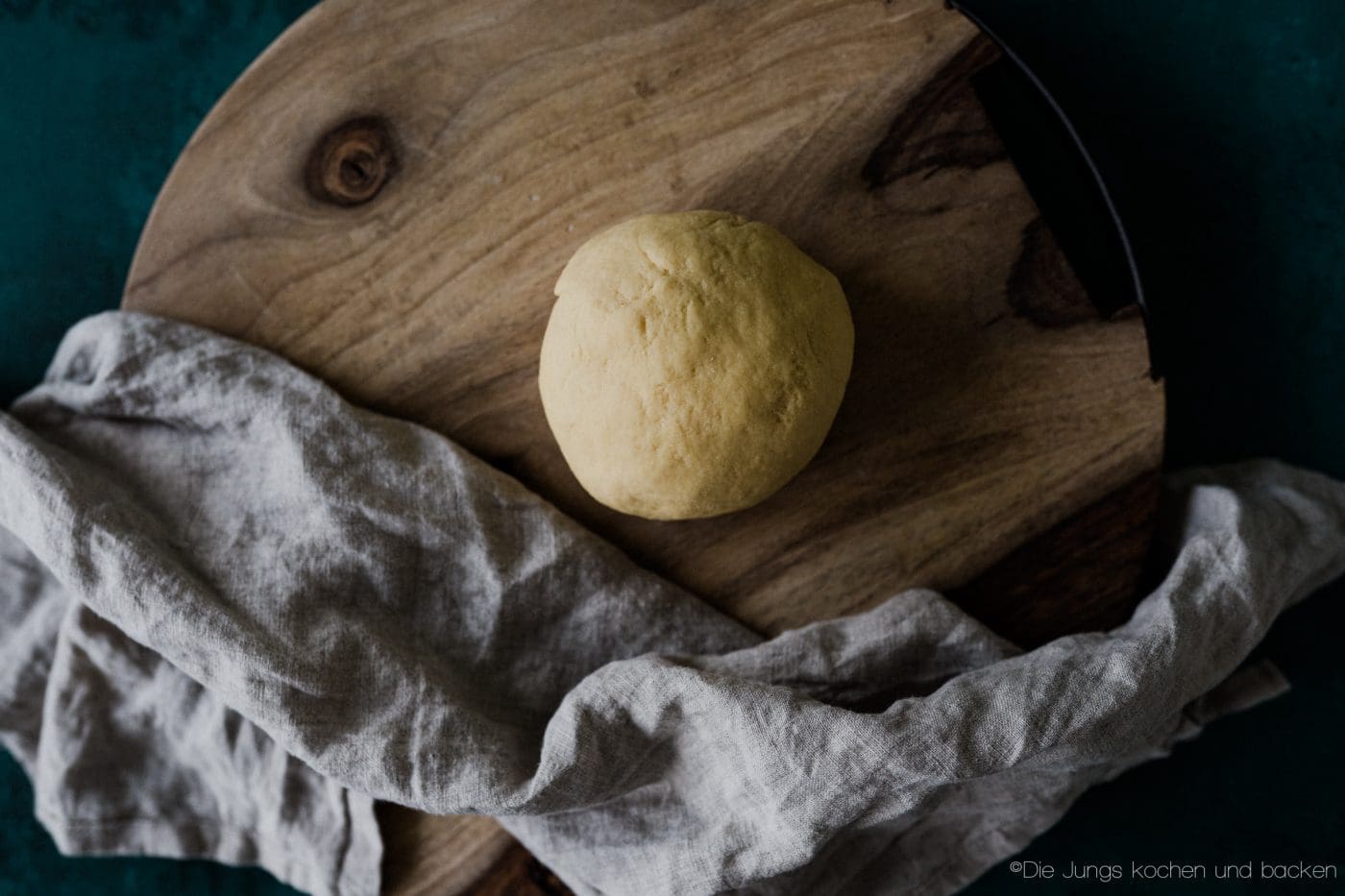 Pastateig 10 Pasta Grundrezept 6 | Wir beide essen wirklich selten Pasta. Nicht, weil wir sie nicht mögen ... ganz im Gegenteil, sondern weil wir unter der Woche immer mehr versuchen, nicht zu viele Kohlenhydrate zu futtern. Aber so ganz klappt das natürlich nicht immer. Da wollen wir mal ganz ehrlich sein. Wenn wir dann aber Nudeln kochen wollen, dann sind die aus selbst gemachtem Pastateig mittlerweile Pflicht.