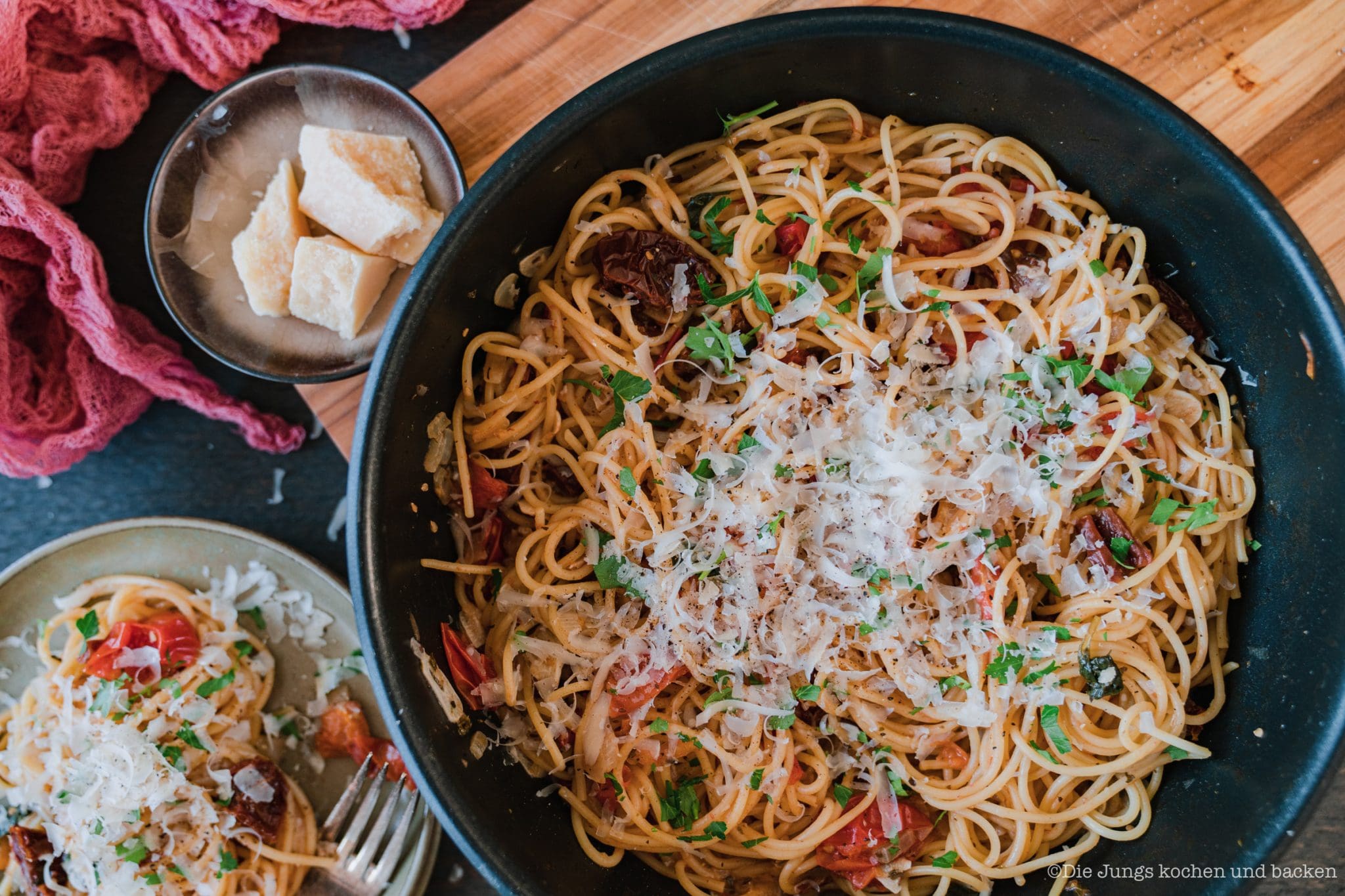 Schnelle Pasta mit Tomate & Knoblauch