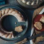 Rezept für einen super saftigen Bananenkuchen mit Zitrone & Haselnuss. Eine tolle Aromenkombination, die süchtig macht - wir haben euch gewarnt!