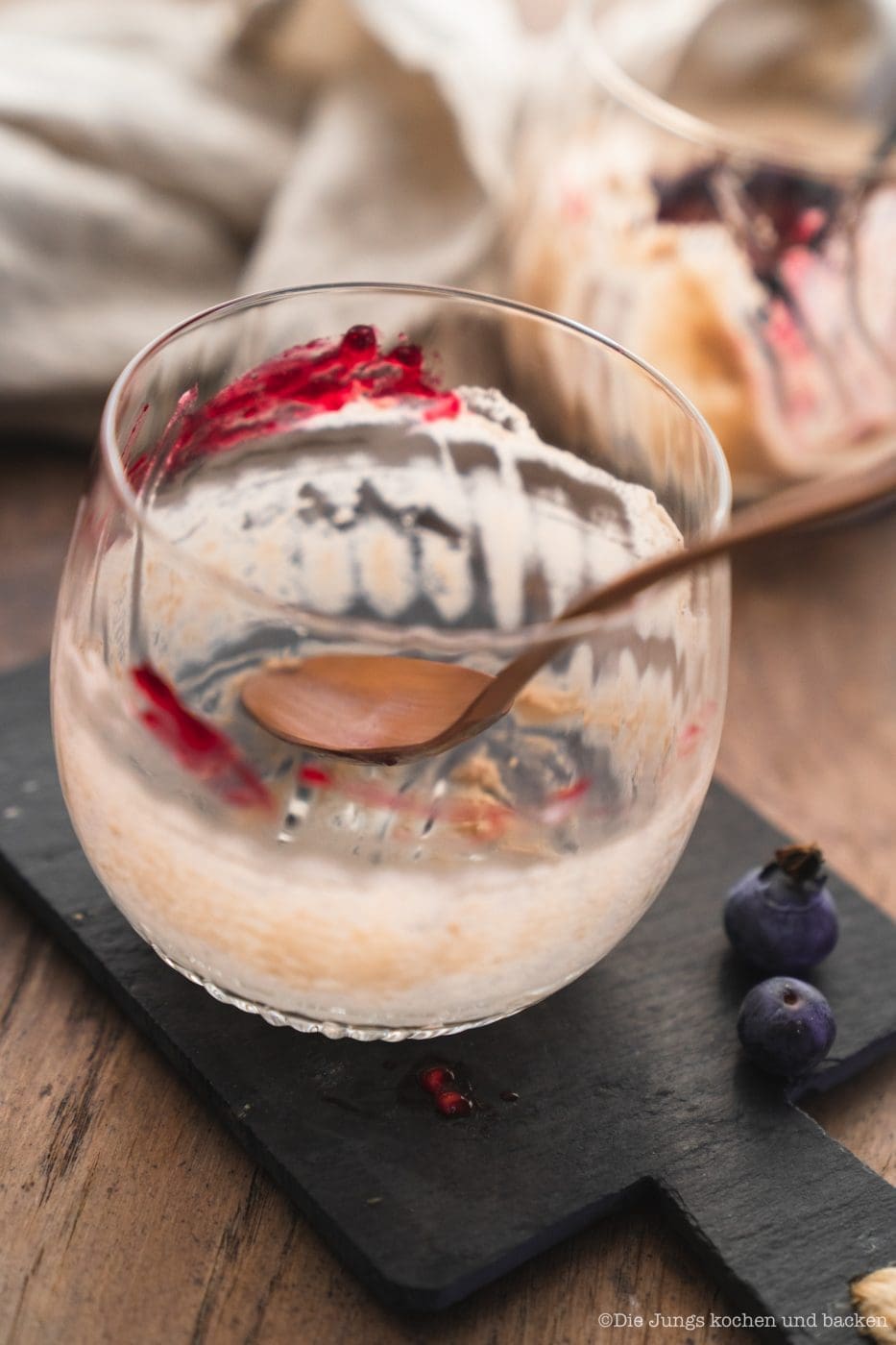 Bayerische Creme Zwiesel 19 | Wir haben ein Rezept für einen absoluten Creme-Klassiker dabei - Bayerische Creme! Wir servieren die leckere Creme in Gläsern, denn wir haben uns mal wieder mit unserem Partner Zwiesel Glas zusammengetan. Gläser können eben nicht nur das Beste aus Weinen und Drinks hervorlocken, sie sind auch ein Hingucker für die Vielzahl an Glasdesserts! Gerade für Parties oder generell, wenn wir für mehrere Personen kochen, ist ein Dessert aus dem Glas einfach unglaublich praktisch. Wie wir auf die Idee kamen? Zwiesel Glas sitzt im bayerischen Wald. Also haben wir mit ihnen bayerische Creme gemacht ... logisch, oder?!