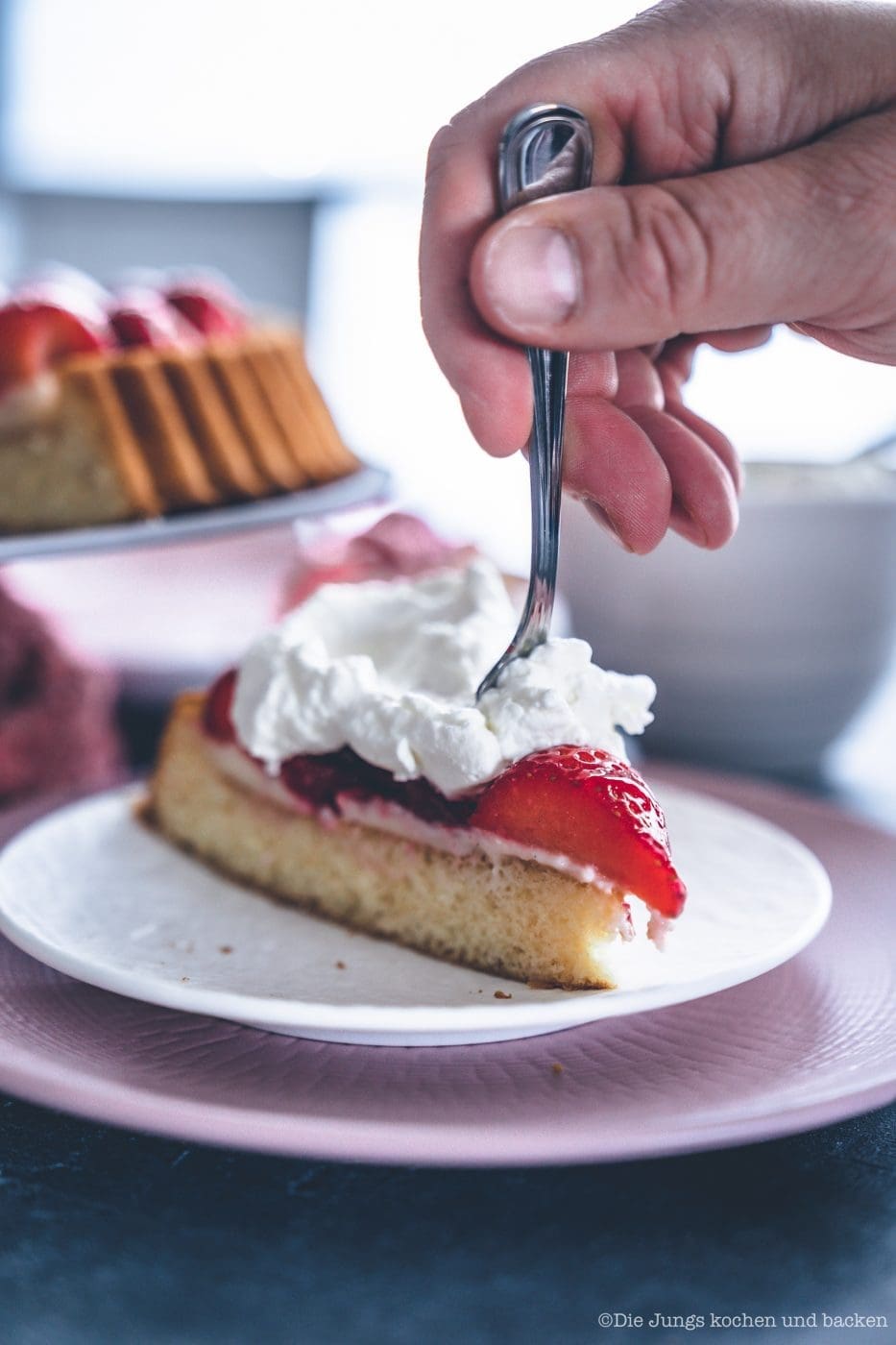 Erdbeerkuchen mit Pudding 12 | Heute kommen wir wieder mit einem schnellen Klassiker von zu Hause. Eine ganz klassischee Erdbeerkuchen mit Pudding. Ein simpler Obstboden mit etwas Puddingcreme und frischen Erdbeeren drauf. Das ist auch wieder so etwas, dass Oma Lore früher immer schnell mal so aus dem Nichts gezaubert hat. Immer dann, wenn entweder unangekündigter Besuch vor der Türe stand oder sie die Erdbeeren aus dem Garten verarbeiten wollte, damit sie sich nicht zu lange im Kühlschrank stapelten.