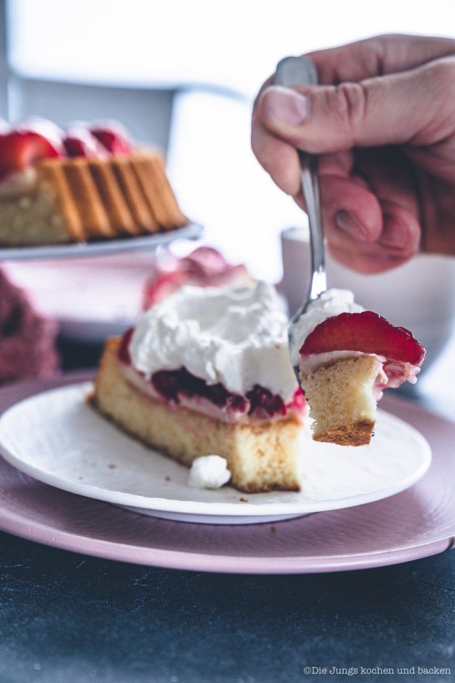 Erdbeerkuchen mit Pudding 13 | Heute kommen wir wieder mit einem schnellen Klassiker von zu Hause. Eine ganz klassischee Erdbeerkuchen mit Pudding. Ein simpler Obstboden mit etwas Puddingcreme und frischen Erdbeeren drauf. Das ist auch wieder so etwas, dass Oma Lore früher immer schnell mal so aus dem Nichts gezaubert hat. Immer dann, wenn entweder unangekündigter Besuch vor der Türe stand oder sie die Erdbeeren aus dem Garten verarbeiten wollte, damit sie sich nicht zu lange im Kühlschrank stapelten.