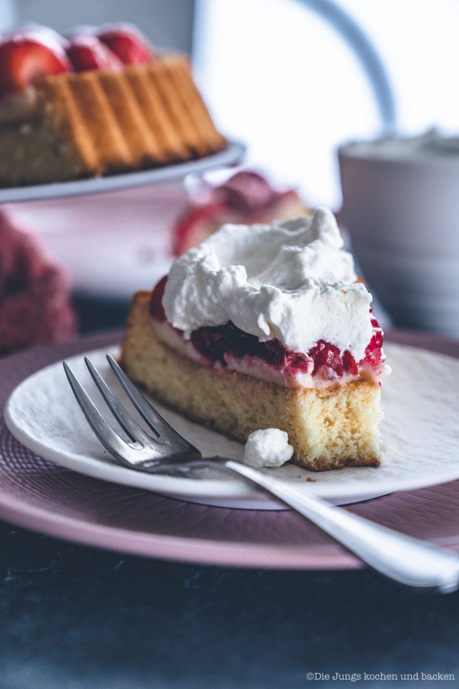 Erdbeerkuchen mit Pudding 14 | Heute kommen wir wieder mit einem schnellen Klassiker von zu Hause. Eine ganz klassischee Erdbeerkuchen mit Pudding. Ein simpler Obstboden mit etwas Puddingcreme und frischen Erdbeeren drauf. Das ist auch wieder so etwas, dass Oma Lore früher immer schnell mal so aus dem Nichts gezaubert hat. Immer dann, wenn entweder unangekündigter Besuch vor der Türe stand oder sie die Erdbeeren aus dem Garten verarbeiten wollte, damit sie sich nicht zu lange im Kühlschrank stapelten.