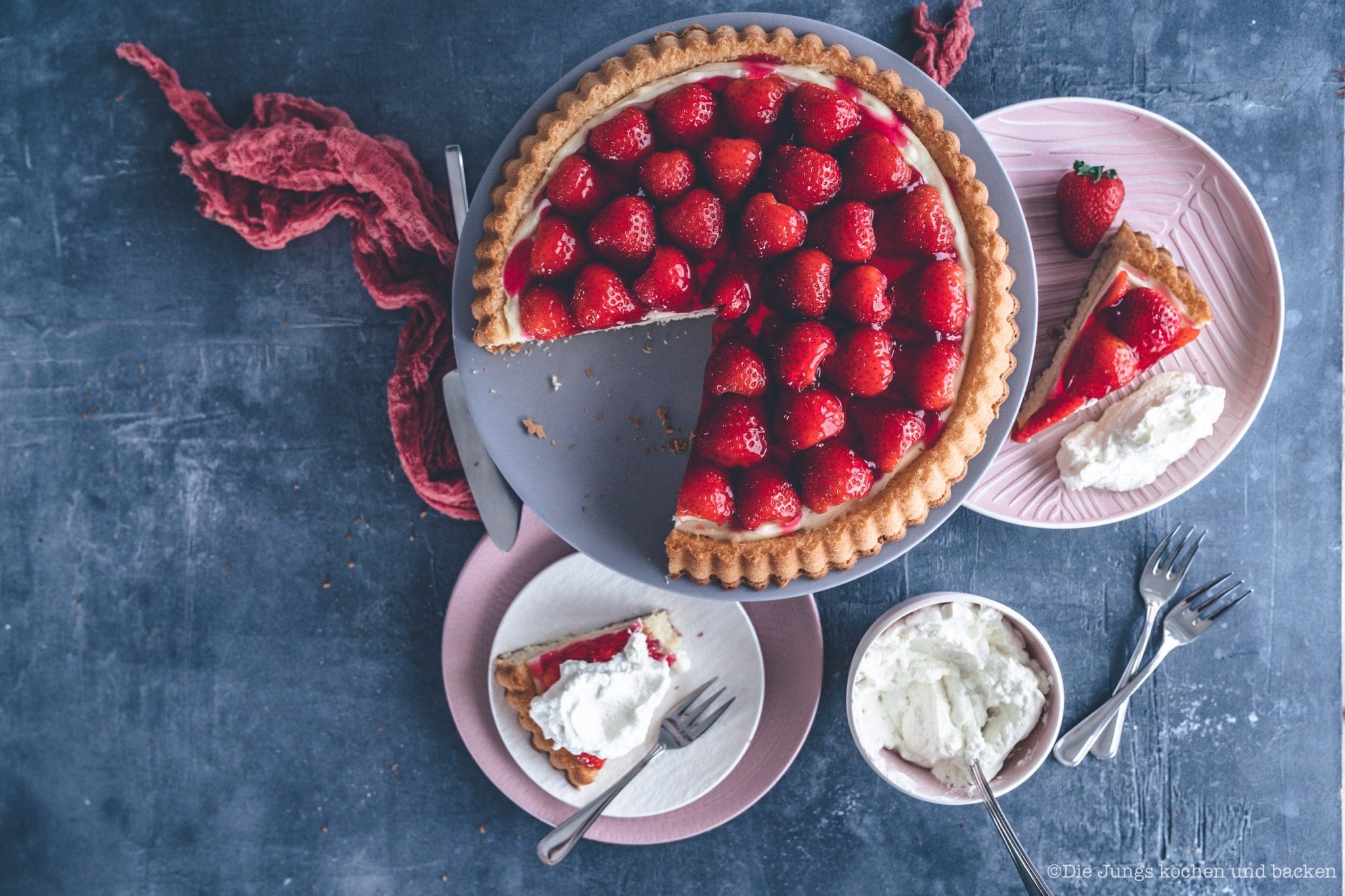 Erdbeerkuchen mit Pudding 16 scaled | Heute kommen wir wieder mit einem schnellen Klassiker von zu Hause. Eine ganz klassischee Erdbeerkuchen mit Pudding. Ein simpler Obstboden mit etwas Puddingcreme und frischen Erdbeeren drauf. Das ist auch wieder so etwas, dass Oma Lore früher immer schnell mal so aus dem Nichts gezaubert hat. Immer dann, wenn entweder unangekündigter Besuch vor der Türe stand oder sie die Erdbeeren aus dem Garten verarbeiten wollte, damit sie sich nicht zu lange im Kühlschrank stapelten.