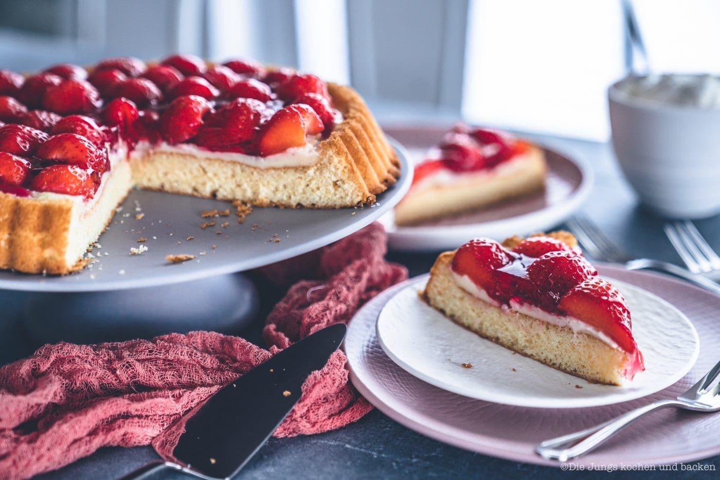 Erdbeerkuchen mit Pudding 8 Erdbeerkuchen mit Pudding 8 | Heute kommen wir wieder mit einem schnellen Klassiker von zu Hause. Eine ganz klassischee Erdbeerkuchen mit Pudding. Ein simpler Obstboden mit etwas Puddingcreme und frischen Erdbeeren drauf. Das ist auch wieder so etwas, dass Oma Lore früher immer schnell mal so aus dem Nichts gezaubert hat. Immer dann, wenn entweder unangekündigter Besuch vor der Türe stand oder sie die Erdbeeren aus dem Garten verarbeiten wollte, damit sie sich nicht zu lange im Kühlschrank stapelten.