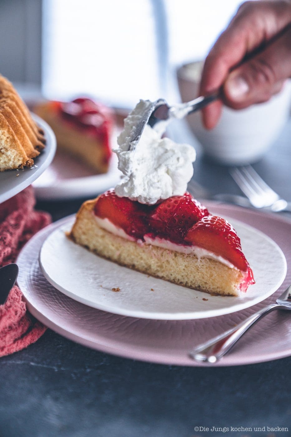 Erdbeerkuchen mit Pudding 9 | Heute kommen wir wieder mit einem schnellen Klassiker von zu Hause. Eine ganz klassischee Erdbeerkuchen mit Pudding. Ein simpler Obstboden mit etwas Puddingcreme und frischen Erdbeeren drauf. Das ist auch wieder so etwas, dass Oma Lore früher immer schnell mal so aus dem Nichts gezaubert hat. Immer dann, wenn entweder unangekündigter Besuch vor der Türe stand oder sie die Erdbeeren aus dem Garten verarbeiten wollte, damit sie sich nicht zu lange im Kühlschrank stapelten.