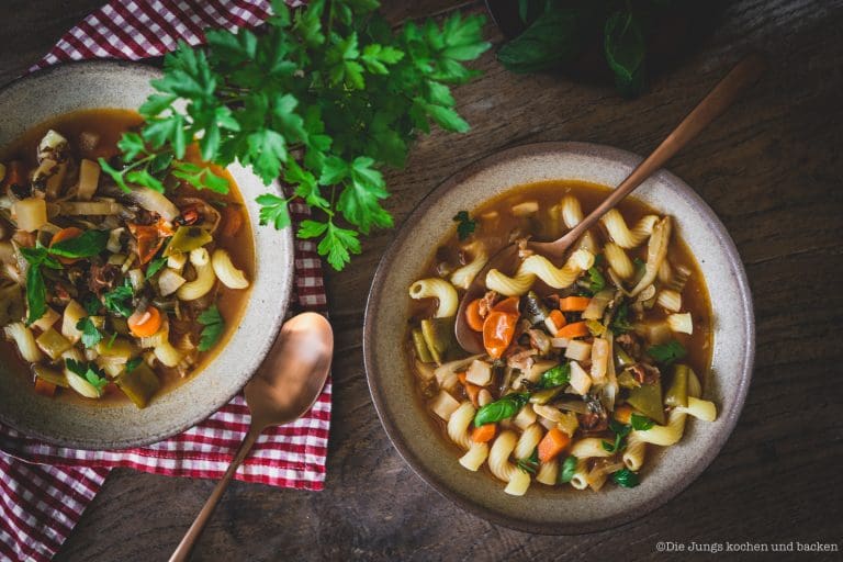 Gemüsesuppe wie bei Oma. Oma Lores Eintopf quer durch den Garten 6 Minestrone auf Teller