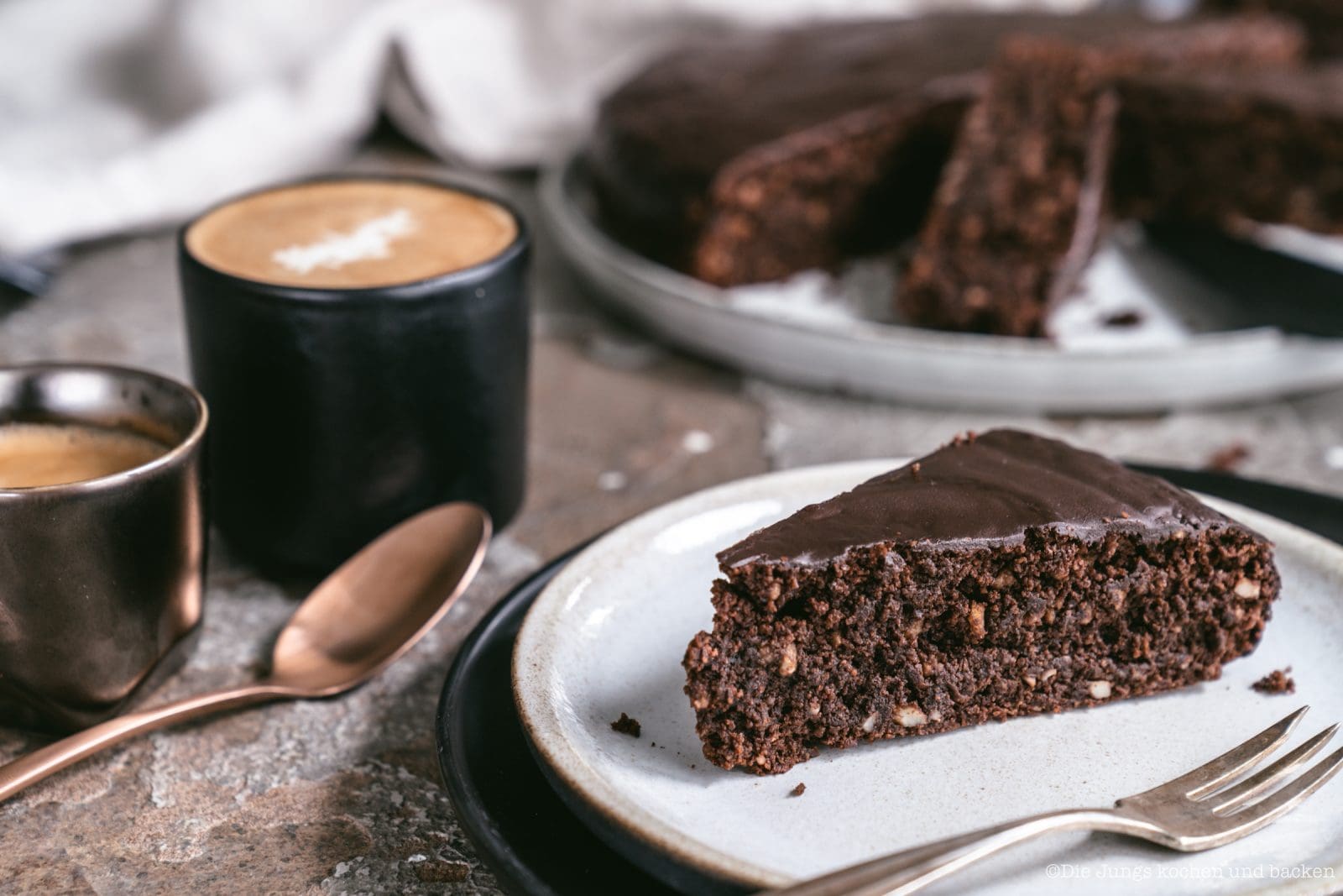 Schoko Mandel Kuchen 6 | Das Paradies für Schoko-Fans! Wir haben einen unwiderstehlichen Schokomandelkuchen ohne Mehl gebacken, der so saftig ist, dass ihr ihn nie wieder missen wollt. Probiert unser neues Lieblingsrezept!