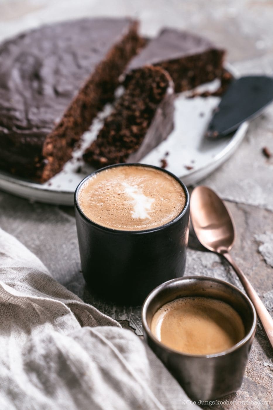 Schoko Mandel Kuchen 8 | Manche Rezepte müssen einfach in dem Glanz erstrahlen, der Ihnen gebührt. Unser super leckerer Schoko-Mandelkuchen hat in den letzten Wochen ein echtes Revival bei euch erlebt, wahrscheinlich da er ohne Mehl auskommt. Das ist ja so ein Thema aus Gründen ... Aber egal aus welchem Grund auch bei uns wandert dieser saftige Schokoladenkuchen immer wieder in den Ofen. Beim letzten Mal haben wir ihn auch noch direkt für ein Fotoshooting gebucht und Torsten hat das Rezept nochmals ein wenig verfeinert. "Aus alt mach Neu" werden wir jetzt öfters machen.