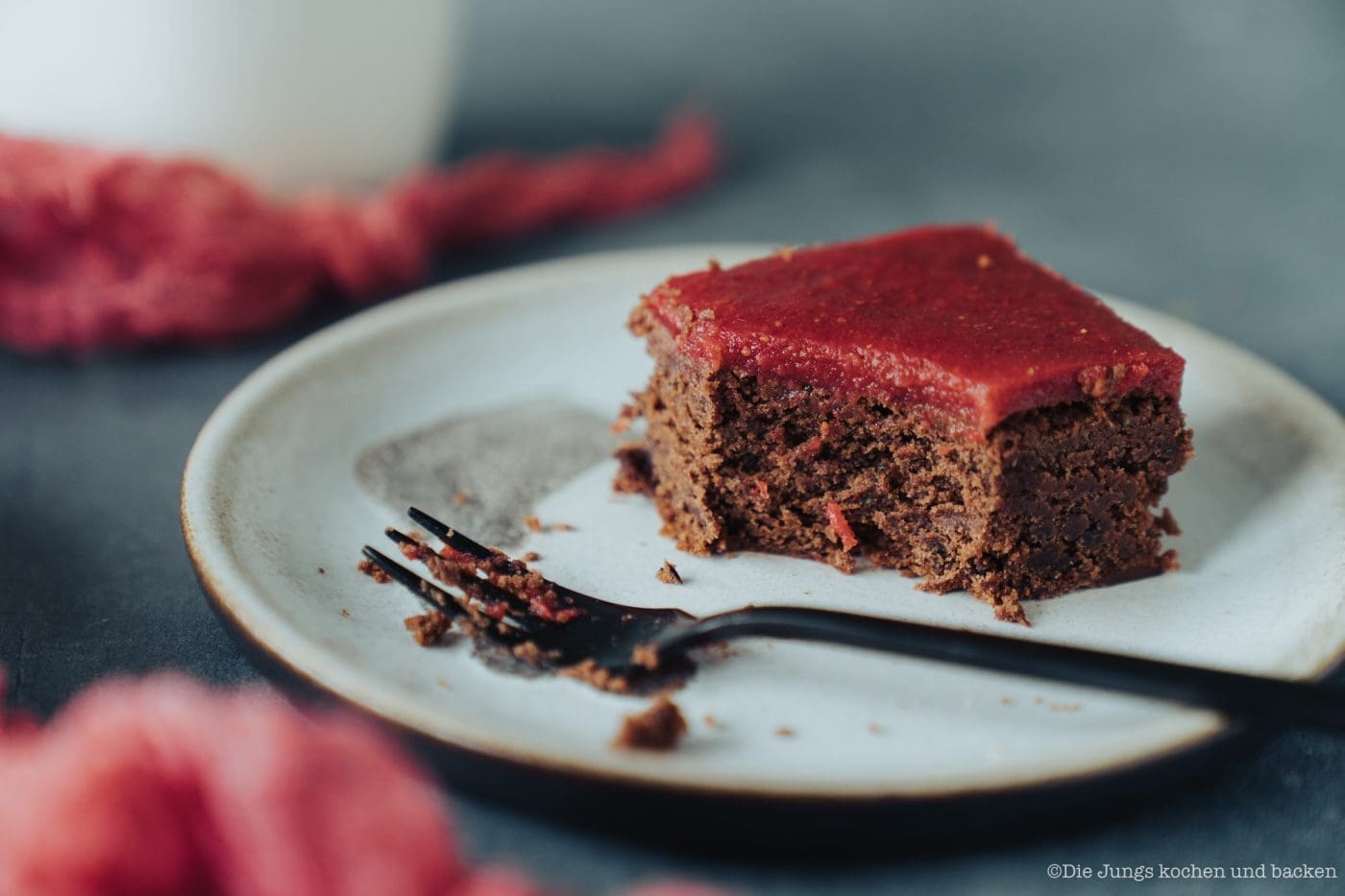 Zucchini Brownies 4 | Inspiriert von einem Besuch in St. Wolfgang haben wir vegane Zucchini Brownies mit Erdbeer-Himbeer-Topping nachgebaut – und sie sind ein voller Erfolg. Innen fudgy, intensiv schokoladig und dank geraspelter Zucchini wunderbar saftig, ohne dass man das Gemüse herausschmeckt. Das fruchtige Topping macht daraus ein kleines Dessert, das bei uns keine zwei Tage überlebt.