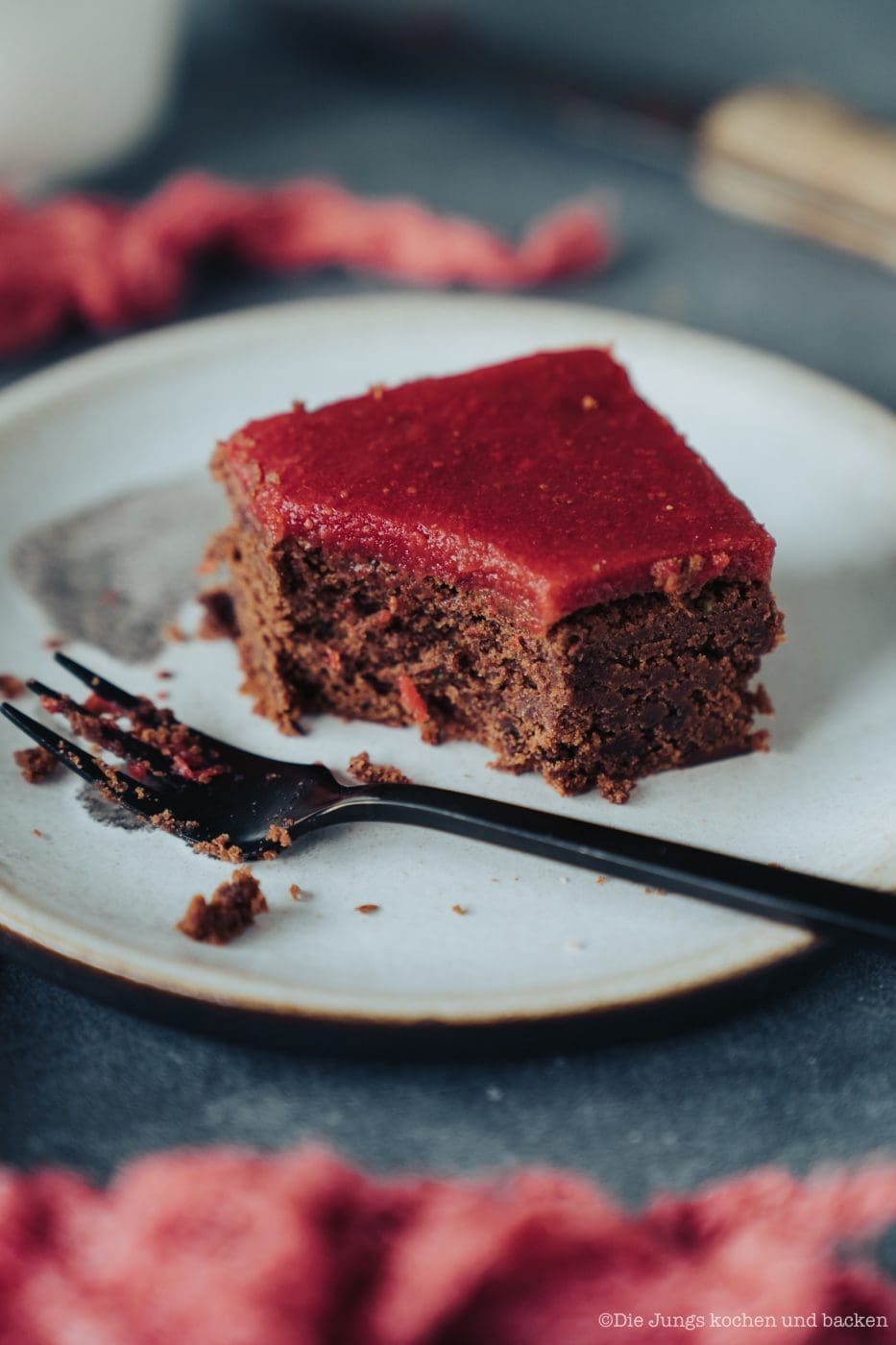 Zucchini im Brownie? Klingt verrückt, funktioniert aber perfekt! Sie sorgen für die perfekte Konsistenz, ohne den Geschmack zu beeinflussen. Und das Beste: Niemand wird es merken – außer an der himmlischen Saftigkeit!