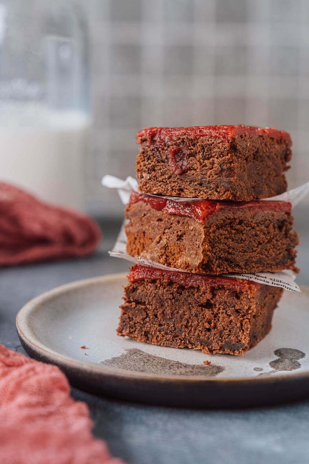 zucchini Brownies | Hast du schon einmal Brownies gegessen, die so grandios saftig waren, dass sie auf der Zunge zerschmolzen sind – und dabei auch noch "gesund"? Das Geheimnis liegt in einer Zutat, die du vielleicht nicht erwartest: Zucchini! Sie macht diese Brownies nicht nur unwiderstehlich feucht, sondern ist auch perfekt für alle, die auf tierische Produkte verzichten möchten. Egal, ob du vegan lebst, dich gesünder ernähren willst oder einfach Lust auf ein schokoladiges Dessert hast – vegane Zucchini Brownies werden euch garantiert begeistern!