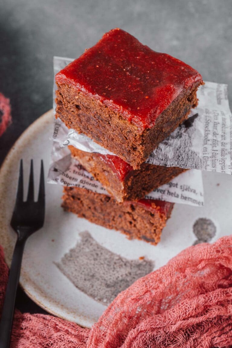 Vegane Zucchini Brownies mit Erdbeer-Topping