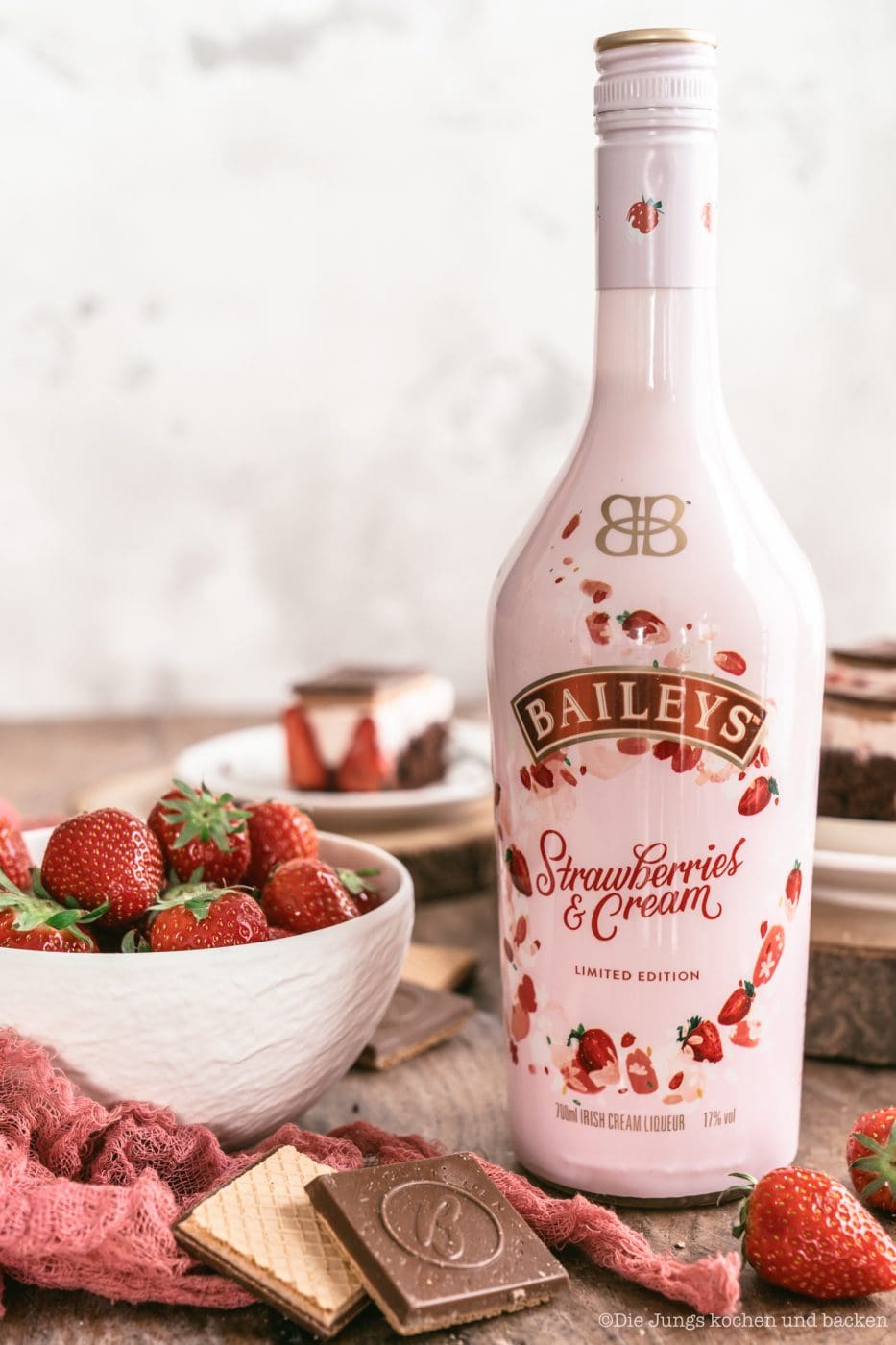 Rezept für fruchtige Erdbeerschnitten mit Schokowaffel-Deckel . Perfekt für den Muttertag und alle anderen Gelegenheiten mit den Liebsten zu genießen! #UnsereMomente #BAHLSENmeetsBAILEYS #backen #Rezepte #blechkuchen