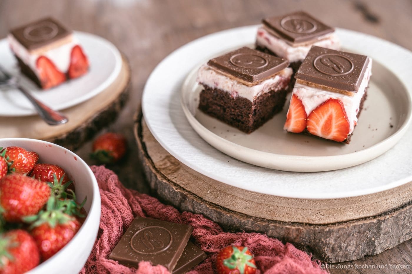 Erdbeerschnitten mit Schokowaffel-Deckel 4 Rezept für fruchtige Erdbeerschnitten mit Schokowaffel-Deckel . Perfekt für den Muttertag und alle anderen Gelegenheiten mit den Liebsten zu genießen! #UnsereMomente #BAHLSENmeetsBAILEYS #backen #Rezepte #blechkuchen