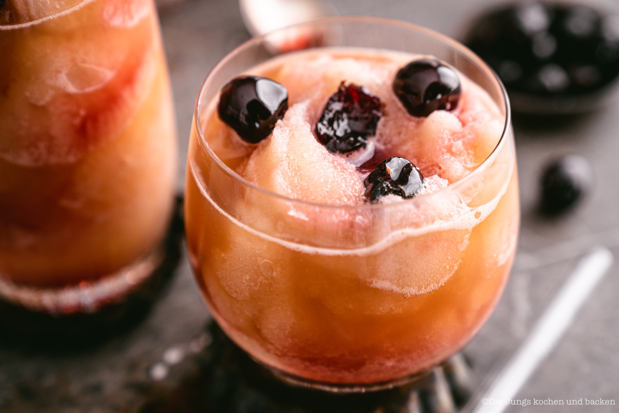 Frozen Old Fashioned 12 | Heute melde ich mich nochmal nach kurzer Abstinenz zurück. Ich bin momentan beruflich so eingespannt, dass ich Sascha vorübergehend das Feld für unsere Rezeptposts überlassen habe. Aber heute musste ich mir mittags dann doch einmal frei nehmen und ich freue mich schon auf meinen ersten Frozen Old Fashioned, denn heute Abend bekommen wir Besuch.