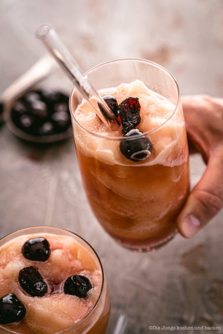 Frozen Old Fashioned 16 | Heute melde ich mich nochmal nach kurzer Abstinenz zurück. Ich bin momentan beruflich so eingespannt, dass ich Sascha vorübergehend das Feld für unsere Rezeptposts überlassen habe. Aber heute musste ich mir mittags dann doch einmal frei nehmen und ich freue mich schon auf meinen ersten Frozen Old Fashioned, denn heute Abend bekommen wir Besuch.