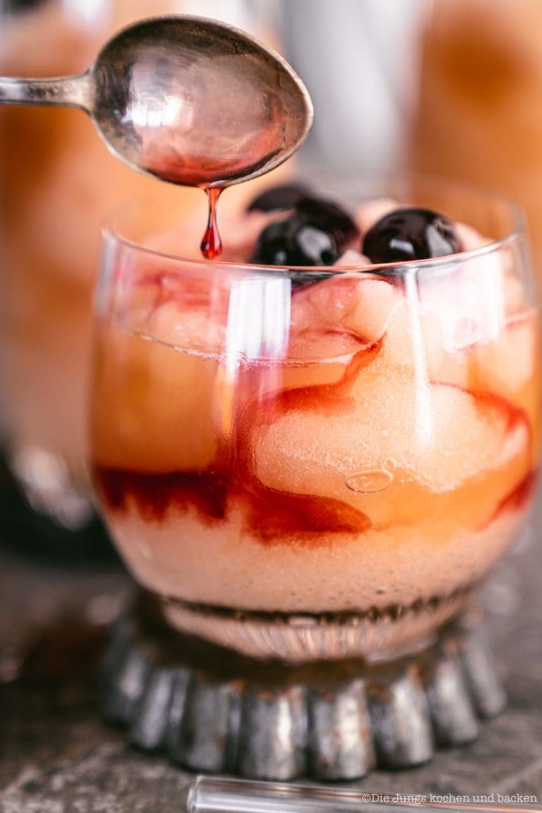 Frozen Old Fashioned 7 | Heute melde ich mich nochmal nach kurzer Abstinenz zurück. Ich bin momentan beruflich so eingespannt, dass ich Sascha vorübergehend das Feld für unsere Rezeptposts überlassen habe. Aber heute musste ich mir mittags dann doch einmal frei nehmen und ich freue mich schon auf meinen ersten Frozen Old Fashioned, denn heute Abend bekommen wir Besuch.