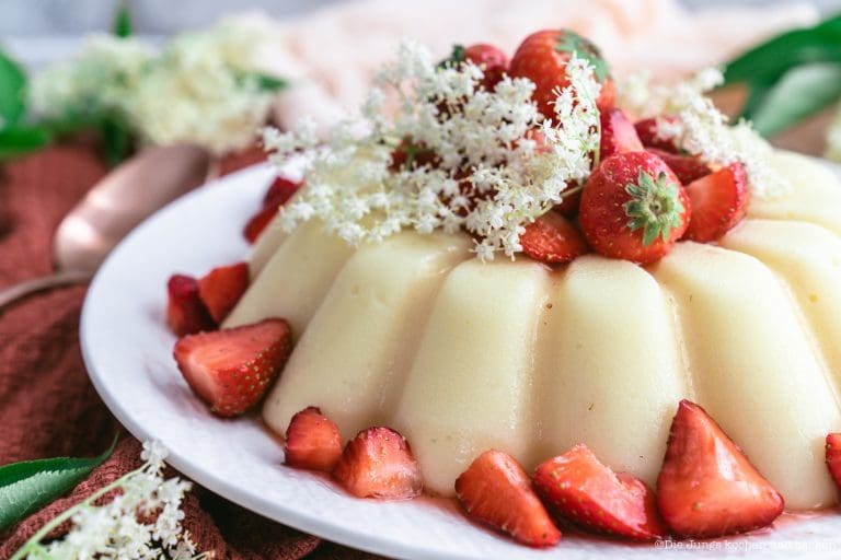 Holunderblütenpudding mit Erdbeeren
