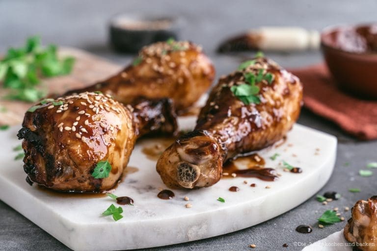 Korean BBQ Drumsticks 4 | Koreanischer Schweinebauch aus dem Airfryer, mariniert über Nacht in Nashi-Birne, Knoblauch, Ingwer und Korean BBQ Gewürz, dann glasiert mit Honig und Gochujang. Außen karamellisiert, innen saftig. Mit Tipps zu Einkauf, Marinade, Garzeiten, Fehlerquellen und passenden Beilagen wie Reis, Pajeori und Ssam.