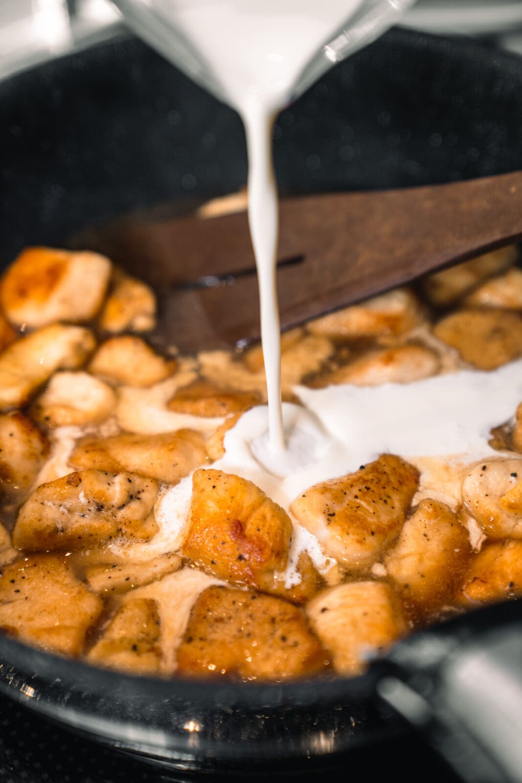 Hühnchen mit Sahne in der Pfanne