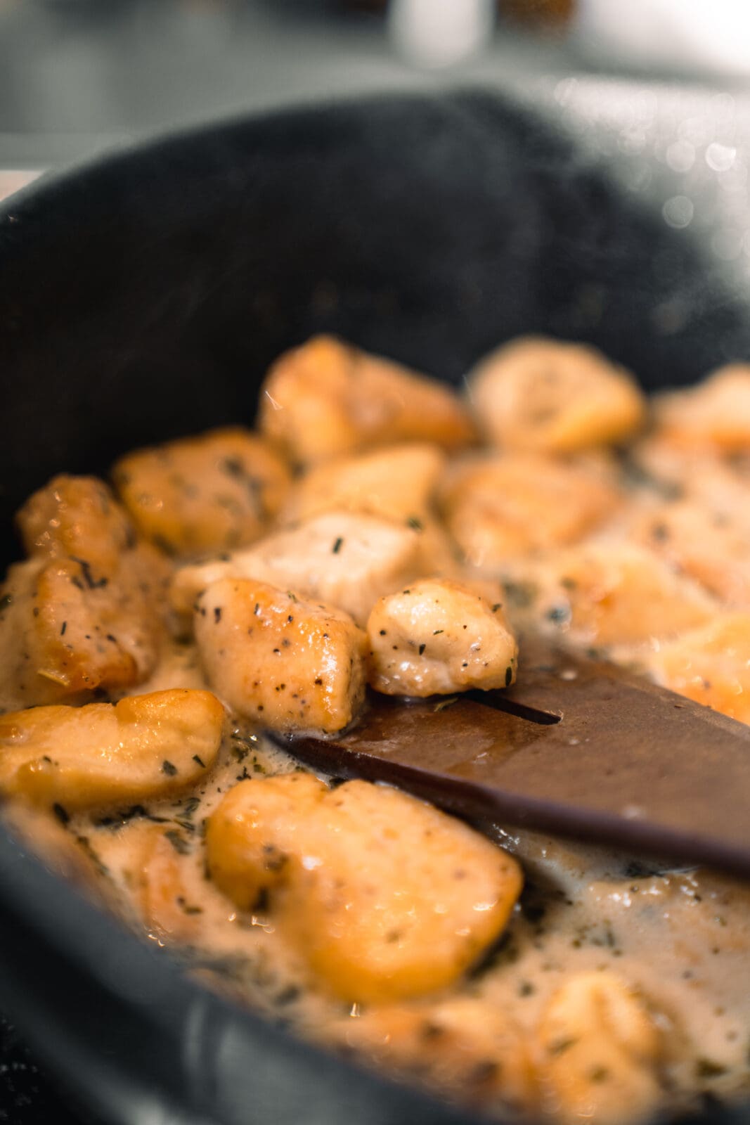 Gnocchi in cremiger Sauce braten