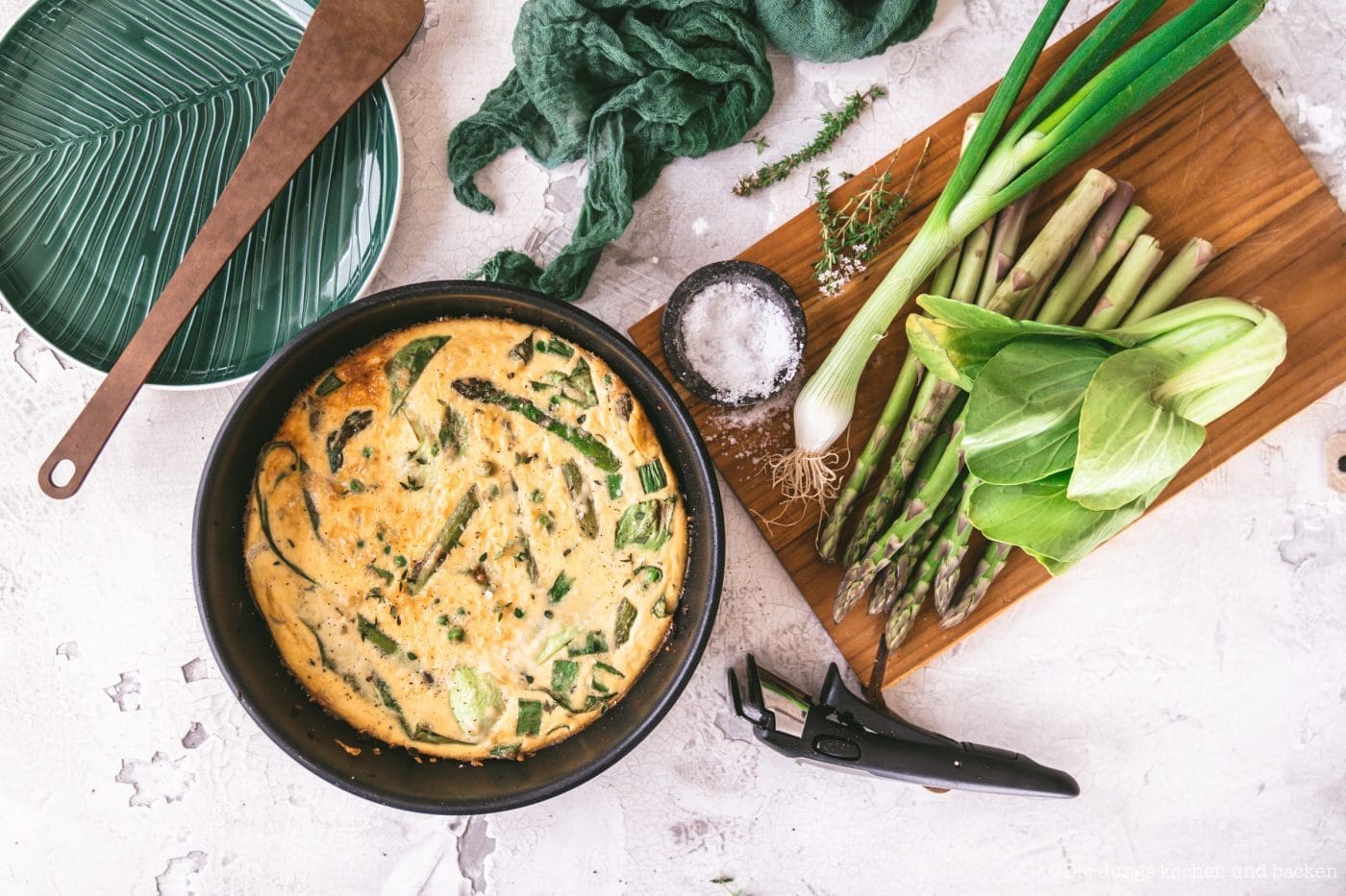 Spargel Frittata aus der Pfanne – schnell & lecker 12 Spargel Frittata 10 | Grüner Spargel, Erbsen, Pak Choi und Eier: Diese Frittata geht direkt vom Herd in den Ofen. Kein großer Aufwand, kein Abwasch-Drama. Unser liebstes Feierabendgericht in der Spargelzeit.