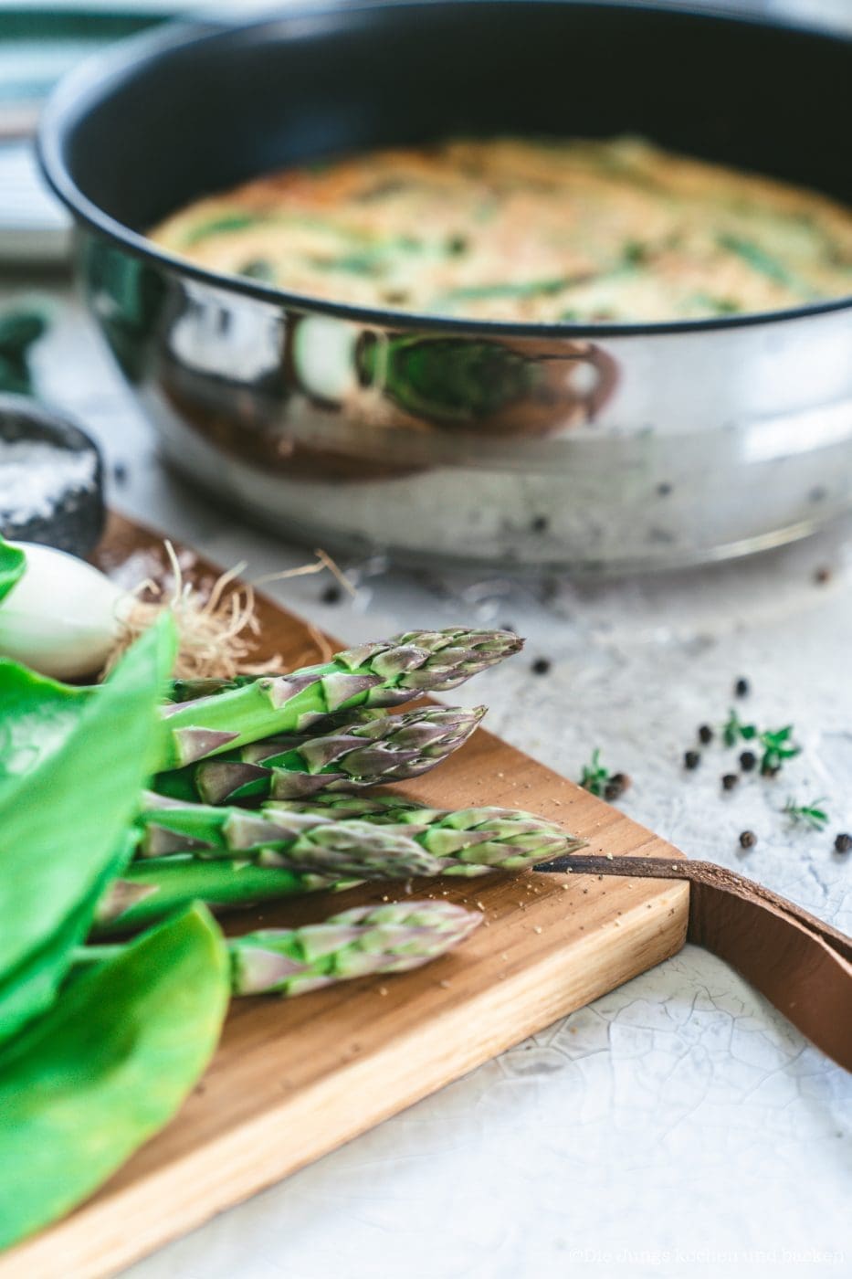 Spargel Frittata aus der Pfanne – schnell & lecker 9 Spargel Frittata warm serviert, einfaches Rezept für die Mittagspause oder den Feierabend