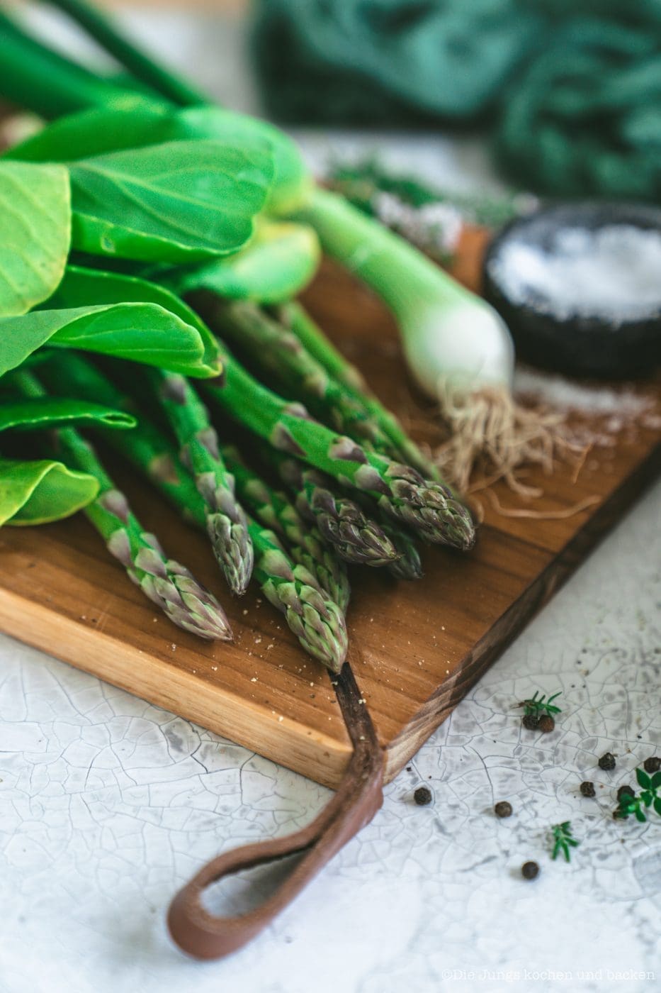 Spargel Frittata aus der Pfanne – schnell & lecker 1 Spargel und Pak Choi auf einem Frettchen
