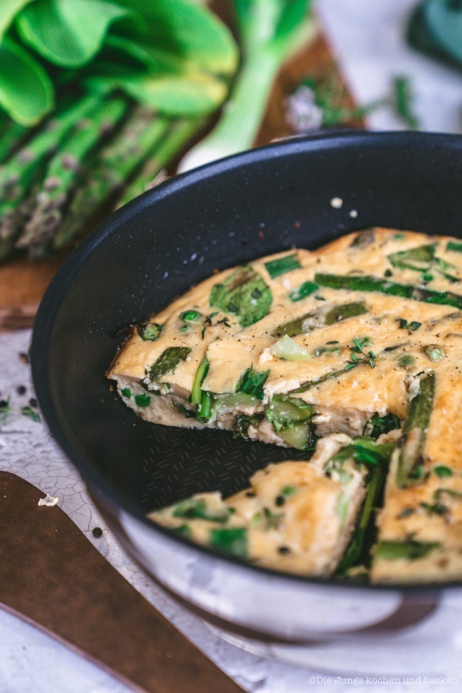 Spargel Frittata aus der Pfanne – schnell & lecker 11 Spargel Frittata warm serviert, einfaches Rezept für die Mittagspause oder den Feierabend