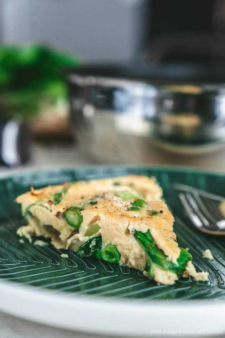 Spargel Frittata 18 | Wir sind ja große Fans der schnellen Feierabendküche! Momentan sind wir abends ganz oft auf dem Rad unterwegs und dann muss das Abendessen flott gehen. Aber auch zur Mittagspause im Home Office ist uns ein schnelles Gericht mehr als recht - aufwändig wird dann am Wochenende gekocht. Eines unserer zur Zeit liebsten Rezepte ist die Frittata - und durch unsere Tefal Ingenio Pfanne ist diese Spargel Frittata ruckzuck auf dem Herd, im Ofen und dann dampfend und duftend auf dem Tisch!