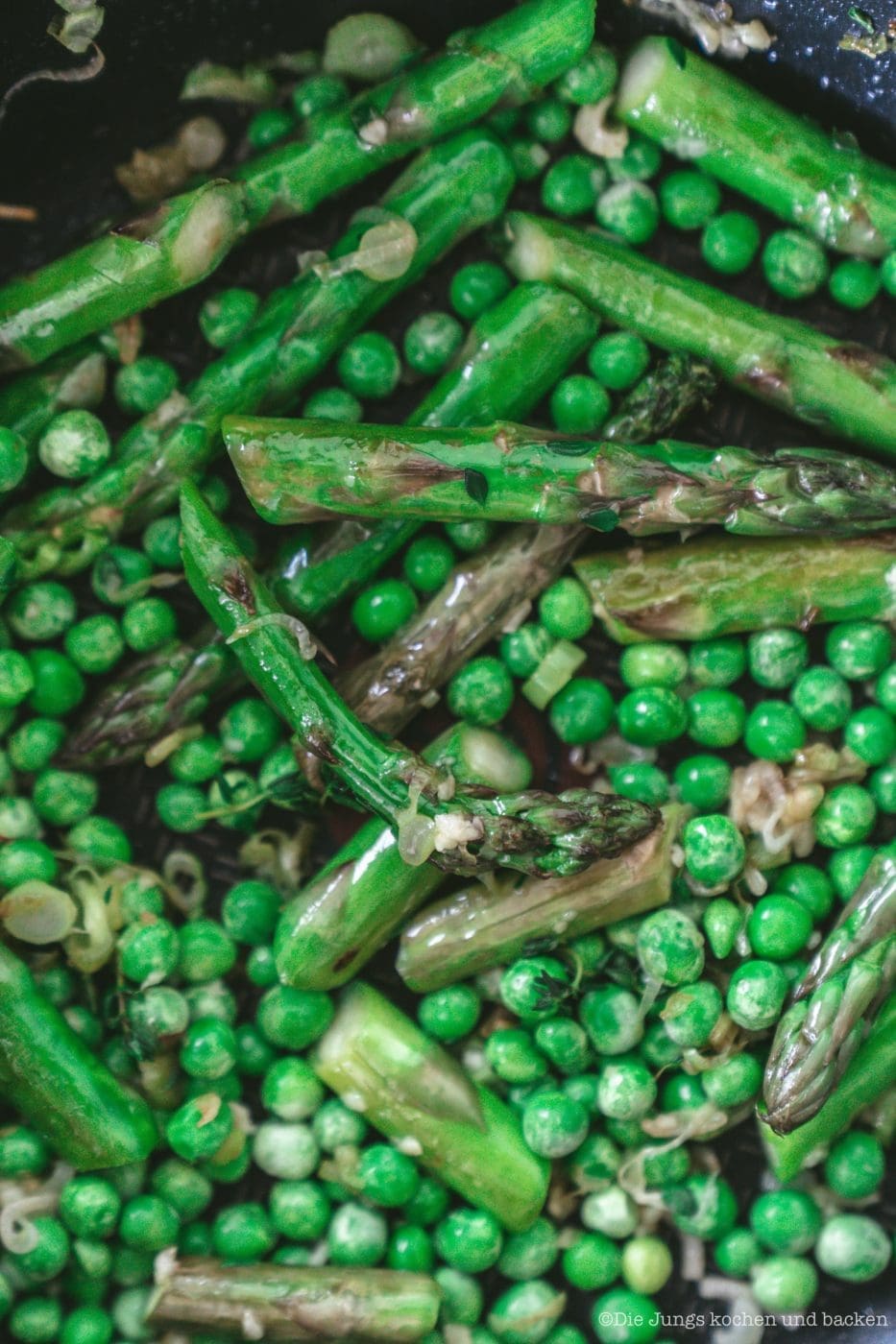 Spargel Frittata aus der Pfanne – schnell & lecker 4 Grüner Spargel und Erbsen braten in der Pfanne