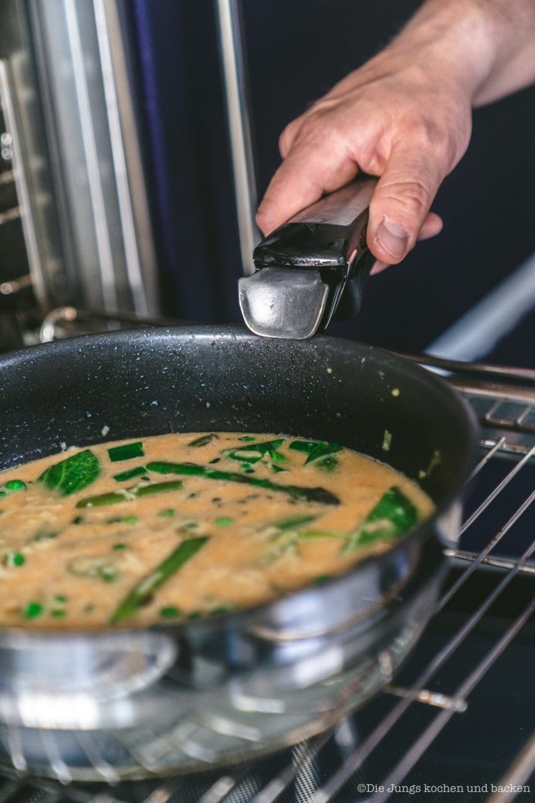 Spargel Frittata 7 | Wir sind ja große Fans der schnellen Feierabendküche! Momentan sind wir abends ganz oft auf dem Rad unterwegs und dann muss das Abendessen flott gehen. Aber auch zur Mittagspause im Home Office ist uns ein schnelles Gericht mehr als recht - aufwändig wird dann am Wochenende gekocht. Eines unserer zur Zeit liebsten Rezepte ist die Frittata - und durch unsere Tefal Ingenio Pfanne ist diese Spargel Frittata ruckzuck auf dem Herd, im Ofen und dann dampfend und duftend auf dem Tisch!