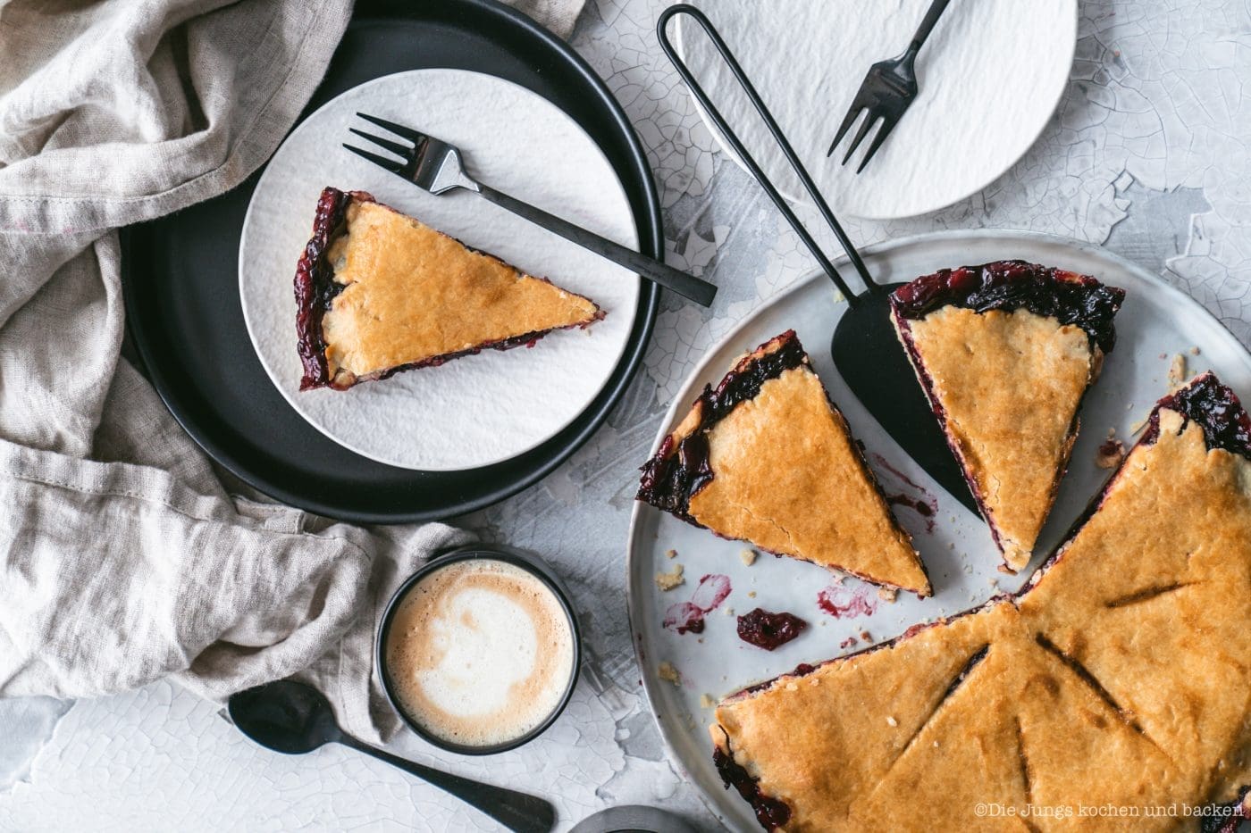 Rezept für einen grandiosen Cherry Pie. Unsere Idee von Tante Mathildas berühmten Kirschkuchen und er ist so einfach zu backen! #rezepte #einfacherezepte #rezeptefürjedentag #foodblogger #schnellerezepte