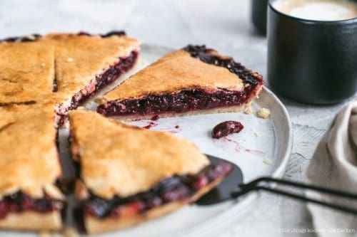 Cherry Pie 5 | Jetzt kommt es wahrscheinlich auf euer Alter an. Aber wer von euch kennt nicht "Die Drei ???"?! Ich denke, dass alle ab in den 60ern geborenen von euch, sie bestimmt schon als Musikkassette in ihrer Hörspielsammlung hatten. Zumindest die eine oder andere Folge, denn mittlerweile sind die Jungs schon bei Folge 206, die bald heraus kommt. Aber was hat ein Cherry Pie mit den Drei ??? zu tun?