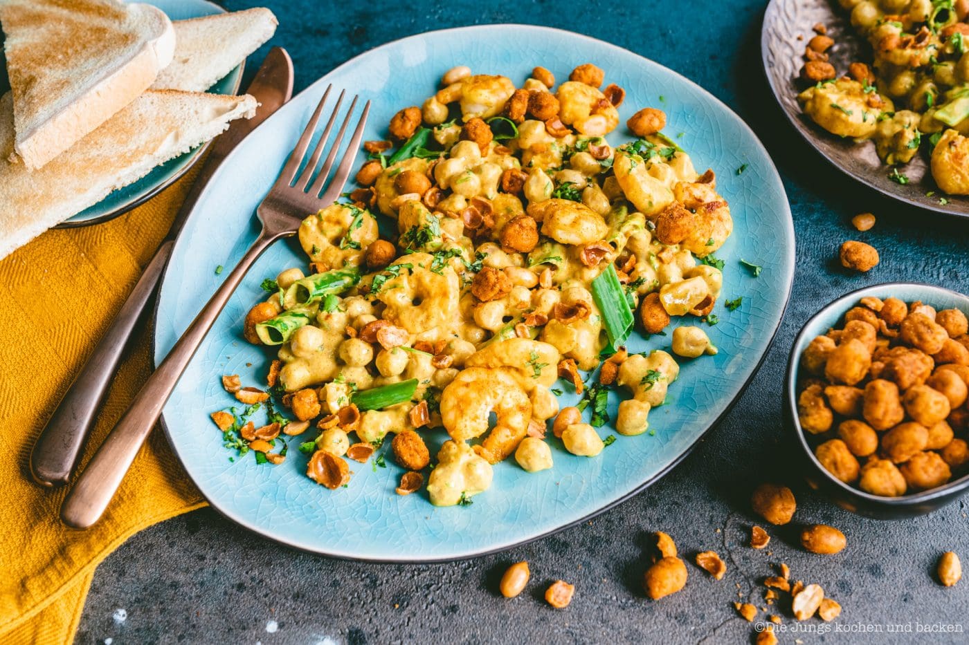 Kichererbsensalat mir Knusper Erdnüssen ültje 12 | Endlich haben wir mal wieder einen Salat für euch im Gepäck. Ein leckerer Salat ist nämlich nicht nur Begleiter, sondern kann und darf gerne mal das Highlight sein.Ganz egal, ob zum Grillen, als Feierabendküche oder als Vorspeise!! Gemeinsam mit unserem Partner ültje haben wir unsere liebsten Aromen wie Curry, Kurkuma und Chili in einem super einfachen und noch viel schnelleren Kichererbsensalat mit Knusper-Erdnüssen und Prawns vereint.