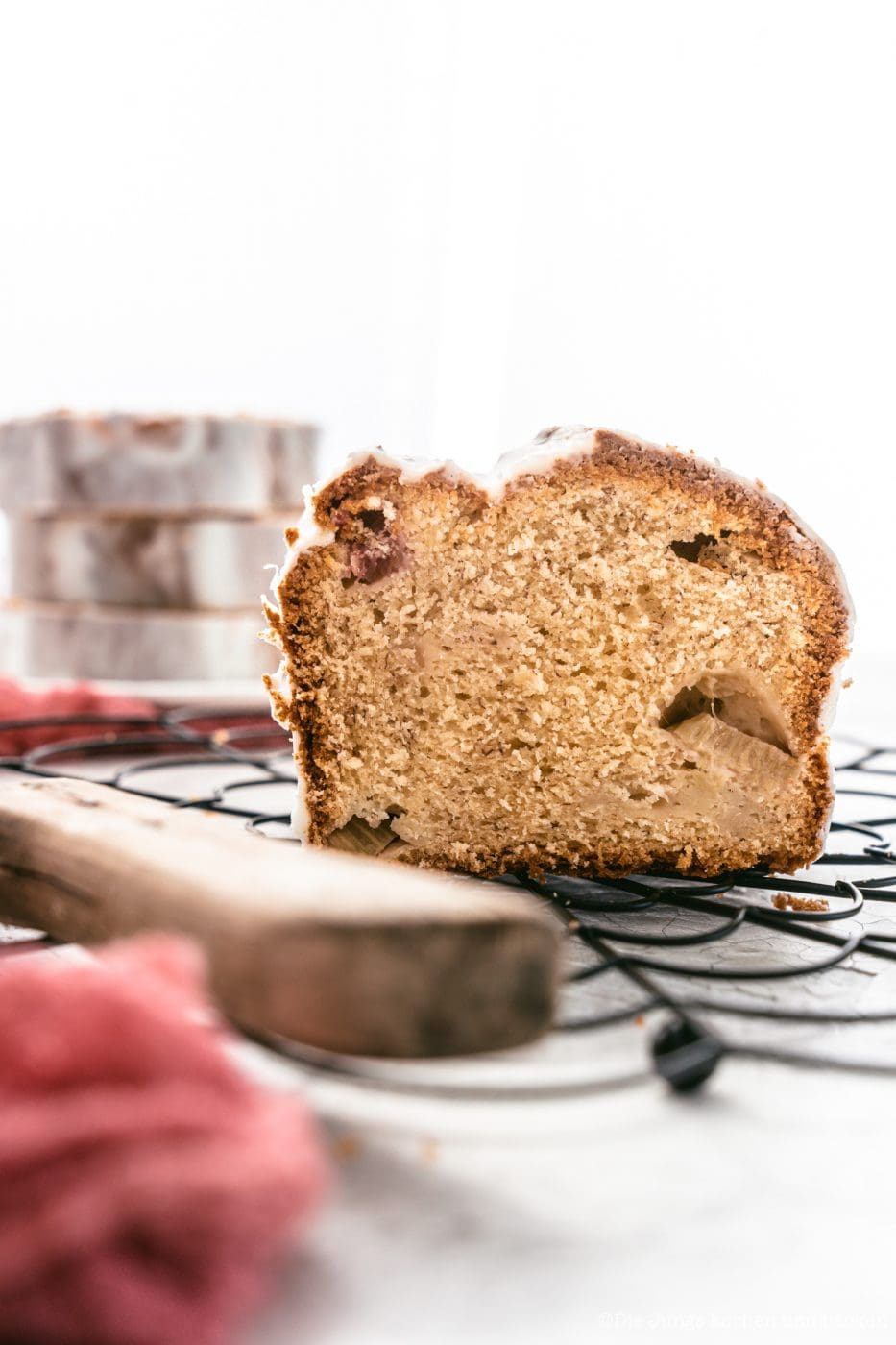 Rhabarberrührkuchen 7 | Die Rhabarberzeit ist in vollem Gang. Meine Muddi hat den Garten sowas von voll stehen, von den lecker sauren Stangen, dass sie gerade gar nicht weiss, wohin damit. Klar denkt sie da in erster Linie mal an uns. Ob wir nicht noch Zeit hätten, das eine oder andere Rezept mit Rhabarber zu machen, bevor sie wieder den Nachbarn Rhabarber anbieten kann. Natürlich. Die Nachbarn. Die bekommen auch immer wieder etwas mit. Allerdings haben die meisten von ihnen ja selber einen Garten. Und Rhabarber ist so ein nicht-pflegeintensives Gemüse, dass es fast jeder in der Umgebung meiner Eltern selber anpflanzt. Wir haben ihr dämm natürlich den "Gefallen" getan und damit einen super saftigen Rhabarber-Rührkuchen gebacken!