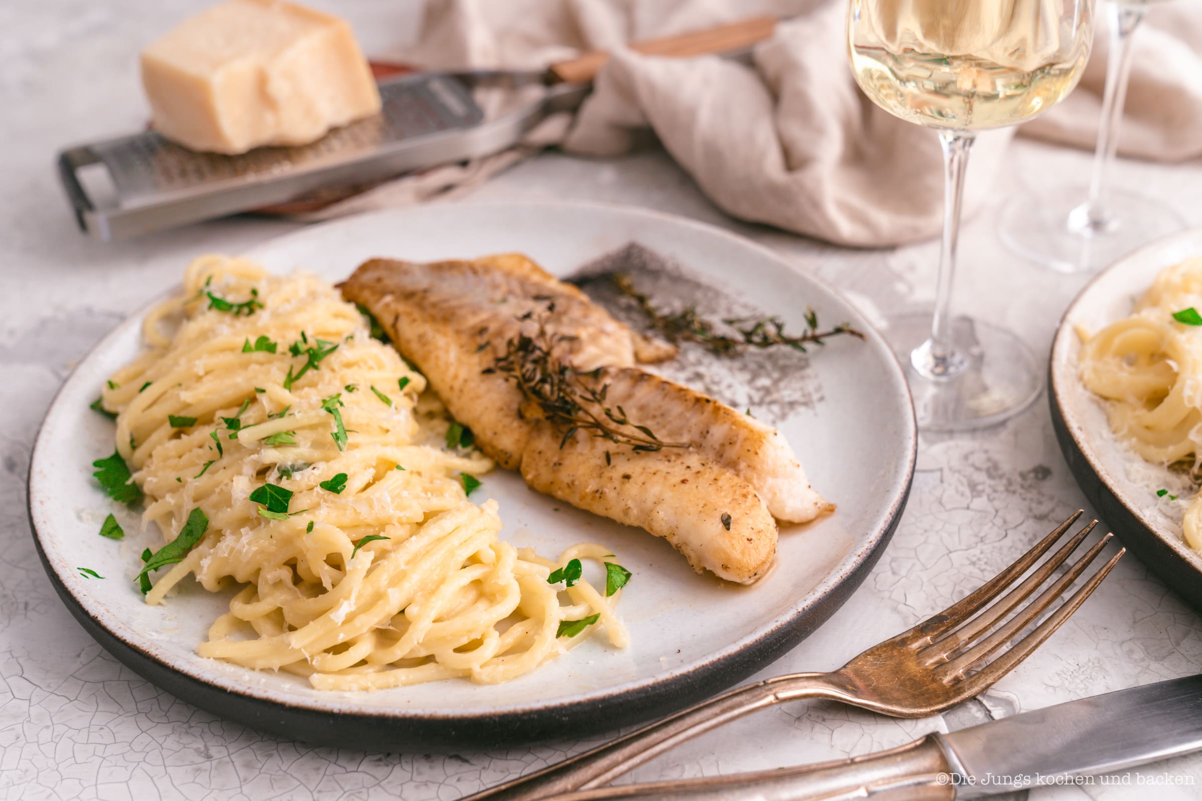 Rotbarsch World Ocean Day 12 | Wir lieben Fischgerichte - wie sieht das bei euch aus? Seit Kindertagen schon mag ich Fisch. So richtig aufgeblüht ist die Liebe aber erst während der ersten Urlaube am Meer. In Barcelona haben wir einige Fischrestaurants, die wir immer gerne besuchen. Fisch und die mediterrane Küche passen einfach sehr gut zusammen! Und damit wir auch in der Zukunft noch weitere spannende Rezept mit Fisch kreieren können, unterstützen wir den MSC zum diesjährigen Tag der Meere - dem World Ocean Day. Dieser lädt nämlich zum großen virtuellen Dinner und wir bringen Rotbarsch mit Parmesan-Spaghetti mit.