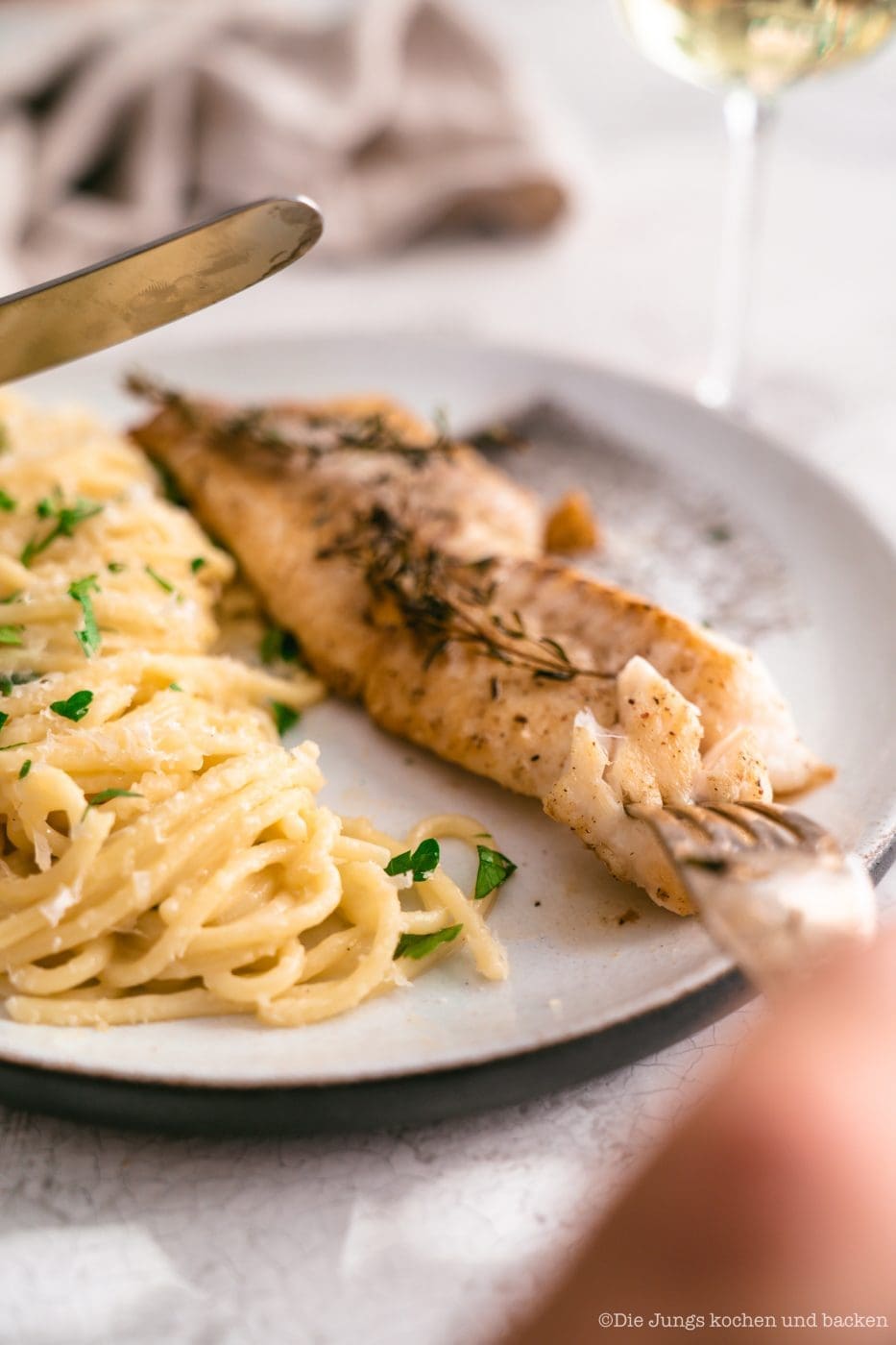 Rotbarsch World Ocean Day 16 | Wir lieben Fischgerichte - wie sieht das bei euch aus? Seit Kindertagen schon mag ich Fisch. So richtig aufgeblüht ist die Liebe aber erst während der ersten Urlaube am Meer. In Barcelona haben wir einige Fischrestaurants, die wir immer gerne besuchen. Fisch und die mediterrane Küche passen einfach sehr gut zusammen! Und damit wir auch in der Zukunft noch weitere spannende Rezept mit Fisch kreieren können, unterstützen wir den MSC zum diesjährigen Tag der Meere - dem World Ocean Day. Dieser lädt nämlich zum großen virtuellen Dinner und wir bringen Rotbarsch mit Parmesan-Spaghetti mit.