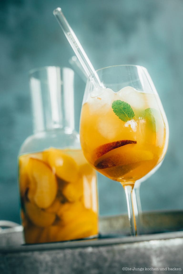 Sangria Del Mar ist unser Drink für sonnige Stunden auf dem Balkon. Dieser Drink befördert euch direkt in den Urlaub! #mixology #rezepte #einfacherezepte #rezeptefürjedentag #foodblogger #schnellerezepte