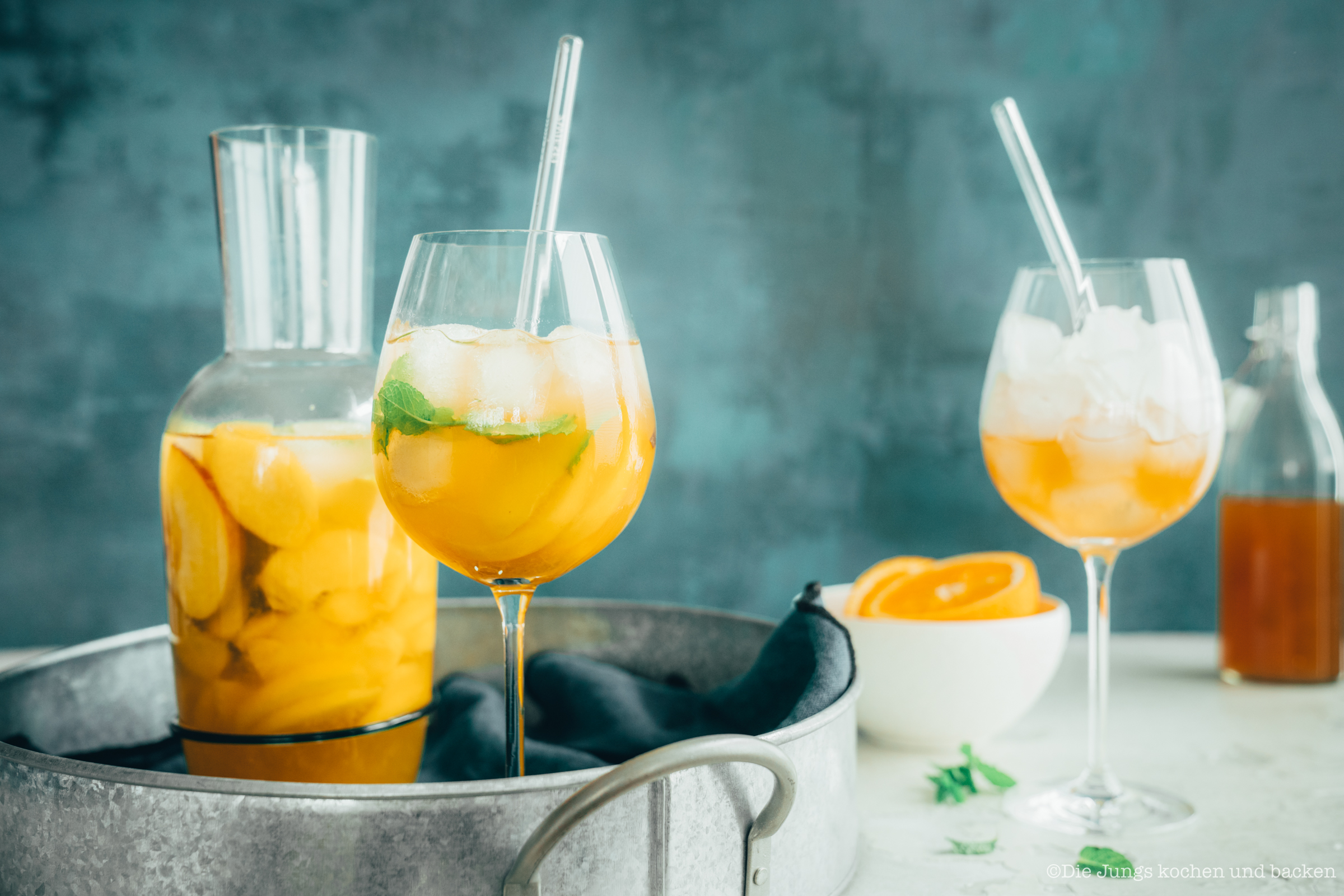 Sangria Del Mar ist unser Drink für sonnige Stunden auf dem Balkon. Dieser Drink befördert euch direkt in den Urlaub! #mixology #rezepte #einfacherezepte #rezeptefürjedentag #foodblogger #schnellerezepte