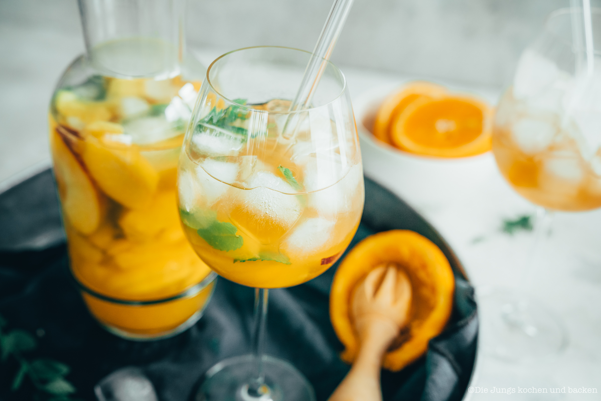 Sangria Del Mar ist unser Drink für sonnige Stunden auf dem Balkon. Dieser Drink befördert euch direkt in den Urlaub! #mixology #rezepte #einfacherezepte #rezeptefürjedentag #foodblogger #schnellerezepte