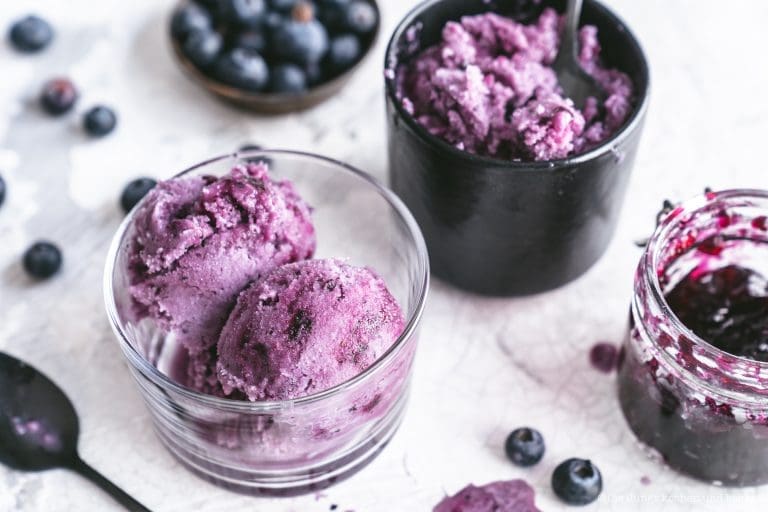 veganes Kokos Heildelbeereis 3 | Dieser schnelle Blaubeerkuchen ist in nur 17 Minuten vorbereitet und überzeugt mit saftigem Teig aus Skyr und Öl statt Butter. Mit nur 60 g Zucker kommt die natürliche Süße der Blaubeeren voll zur Geltung. Ob mit Dinkelmehl, TK-Beeren oder extra viel Obst – das Rezept lässt sich prima anpassen und gelingt garantiert.